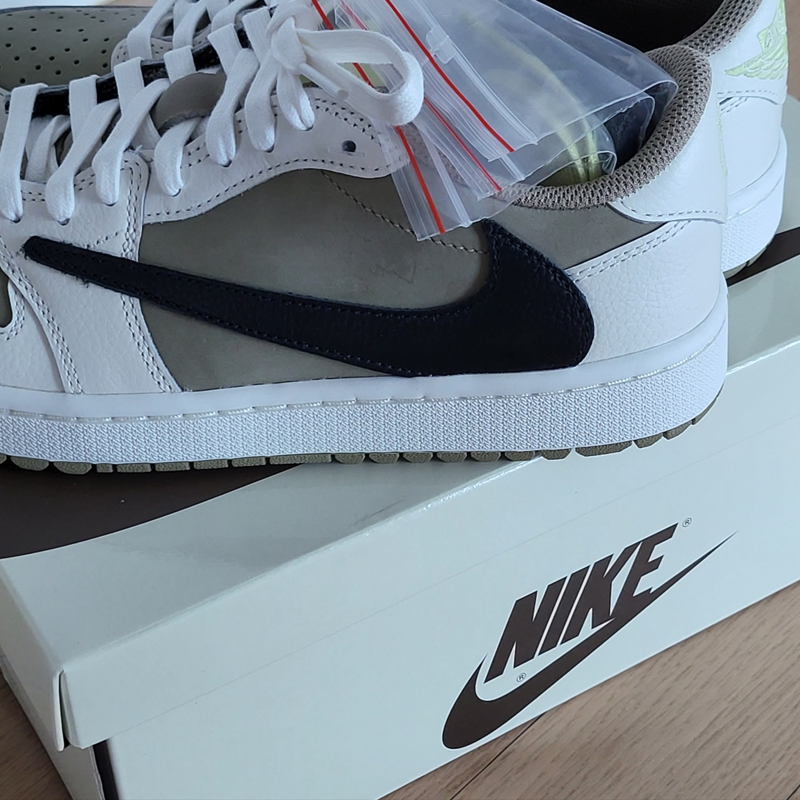 Jordan 1 x Travis Scott Retro Low Golf NRG Neutral Olive 착용 스타일
