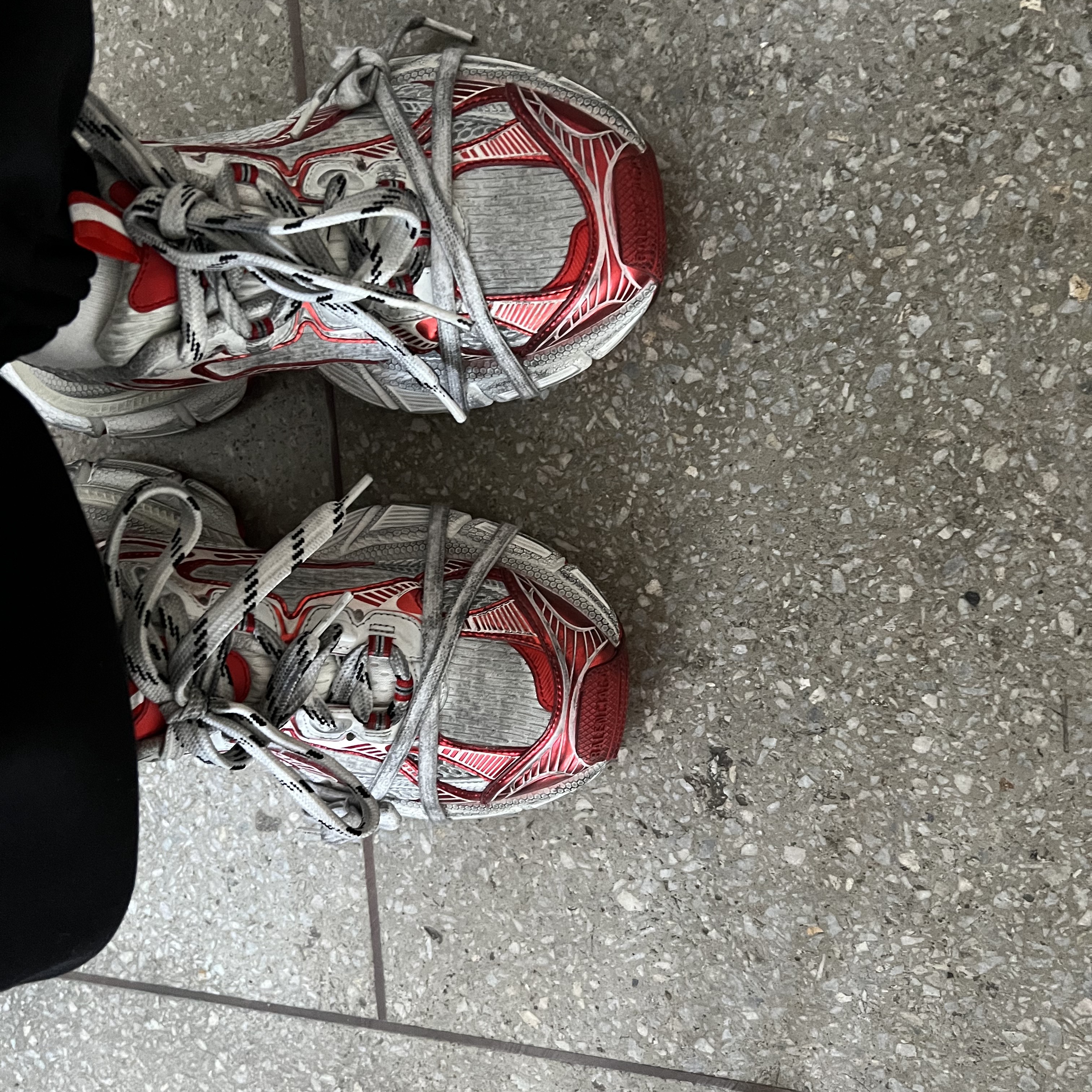 Balenciaga 3XL Sneakers White Red 착용 스타일