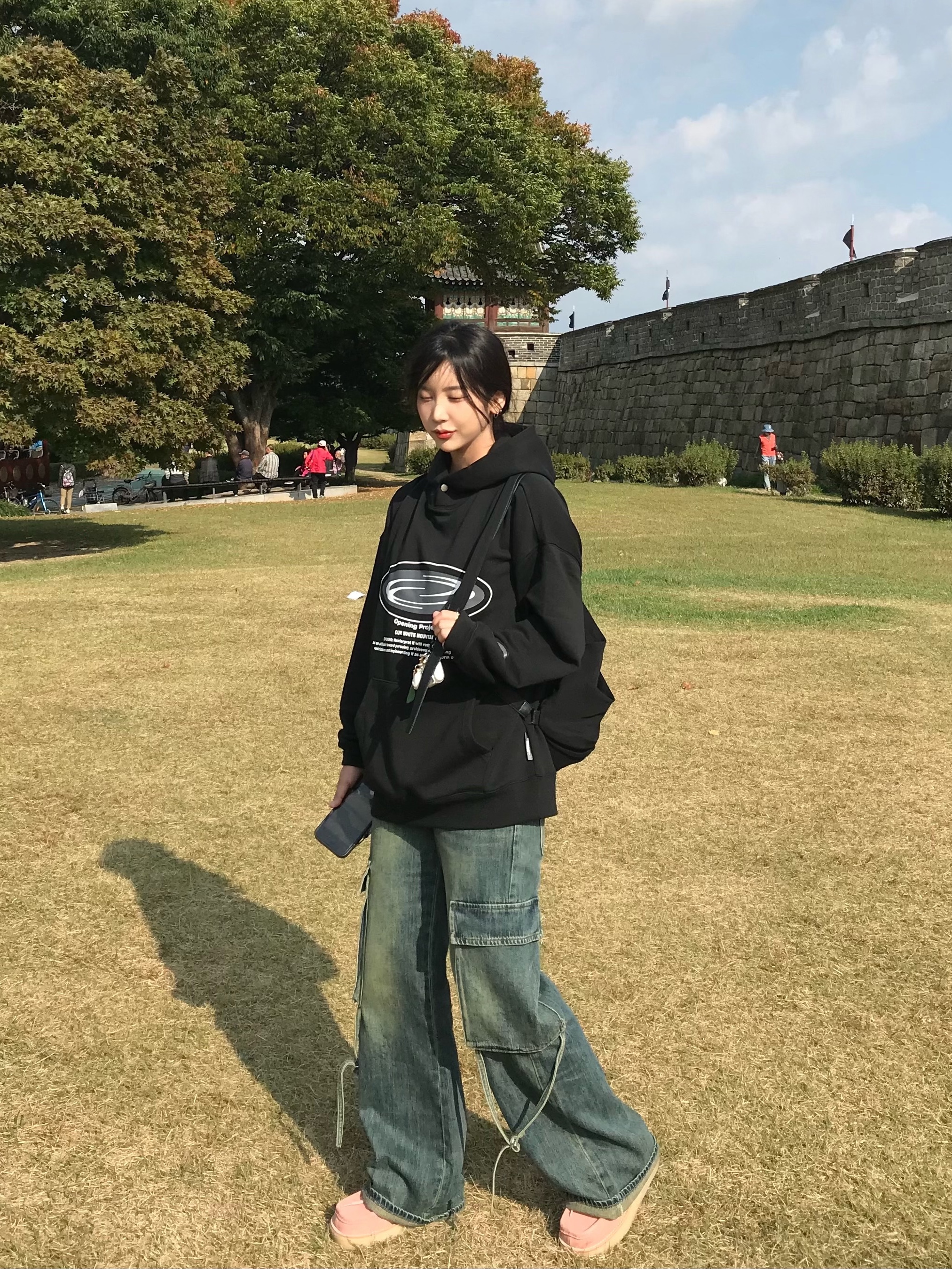 Opening Project Oval Logo Hoodie Black 착용 스타일 - 2