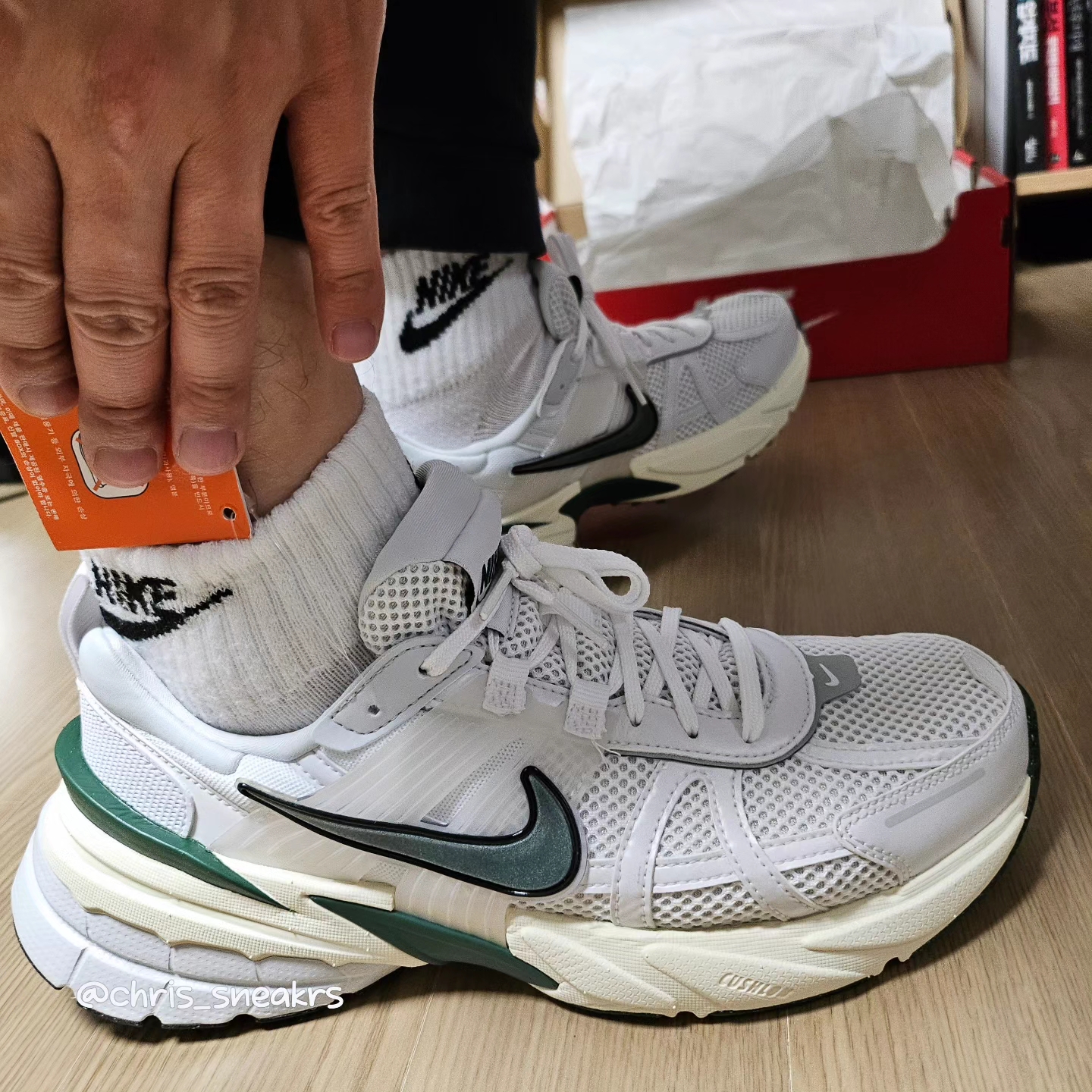 Nike V2K Run White Fir 착용 스타일 - 2