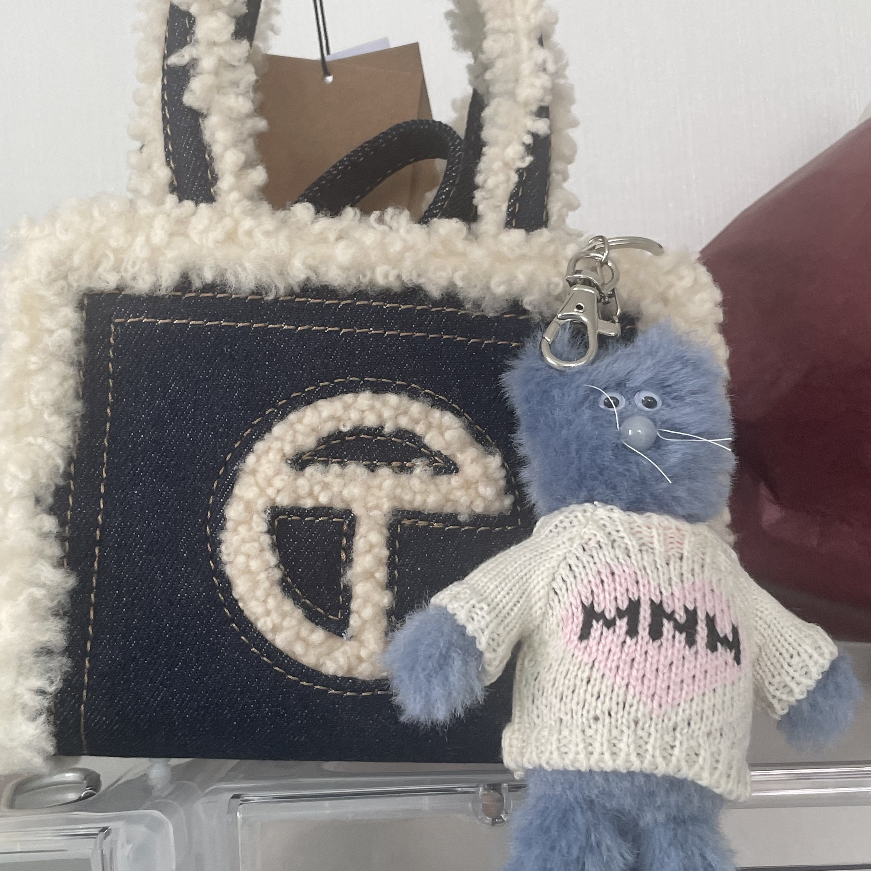 Telfar x UGG Small Shopping Bag Denim 착용 스타일