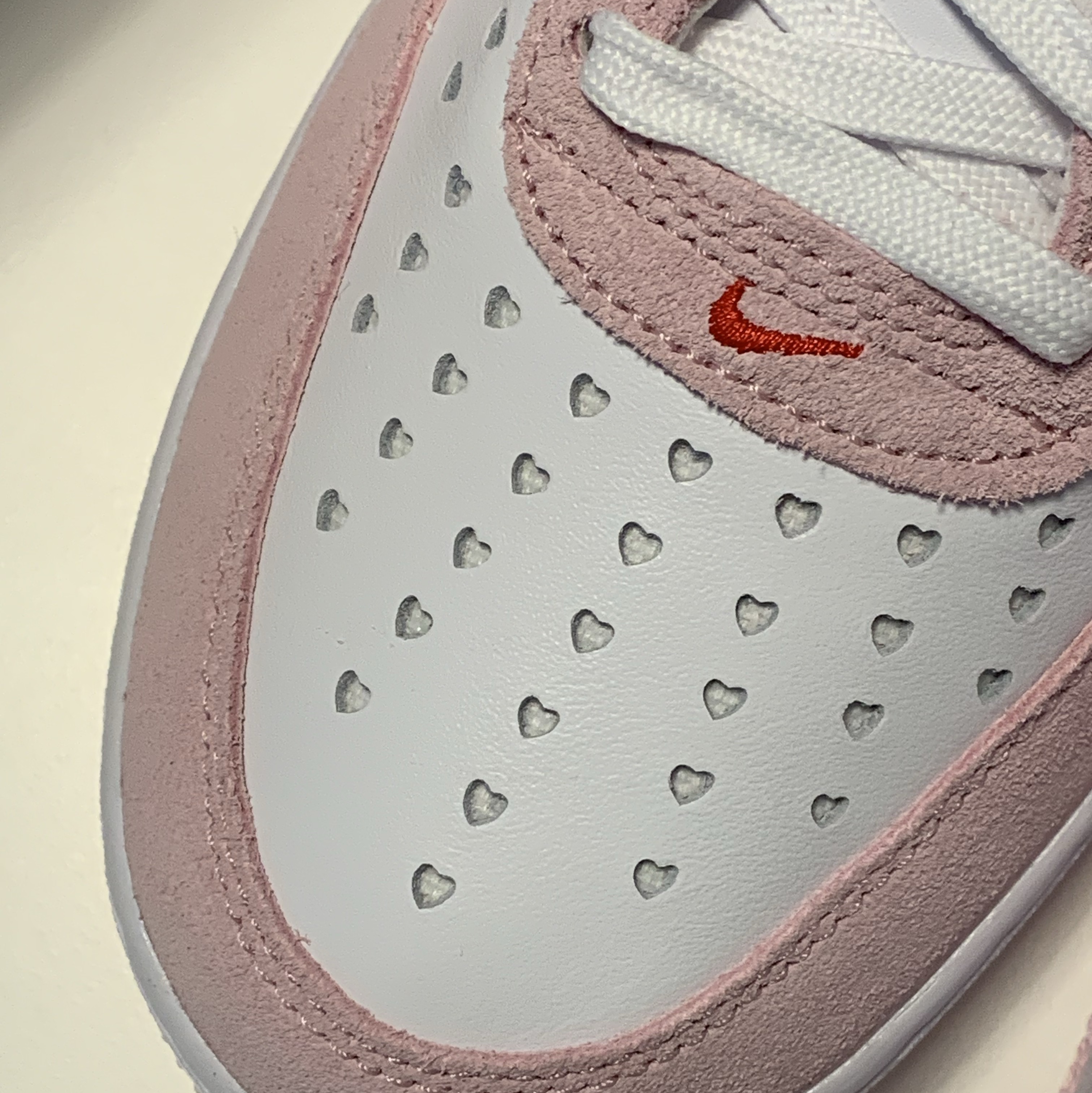 Nike Air Force 1 '07 QS Valentine's Day 착용 스타일