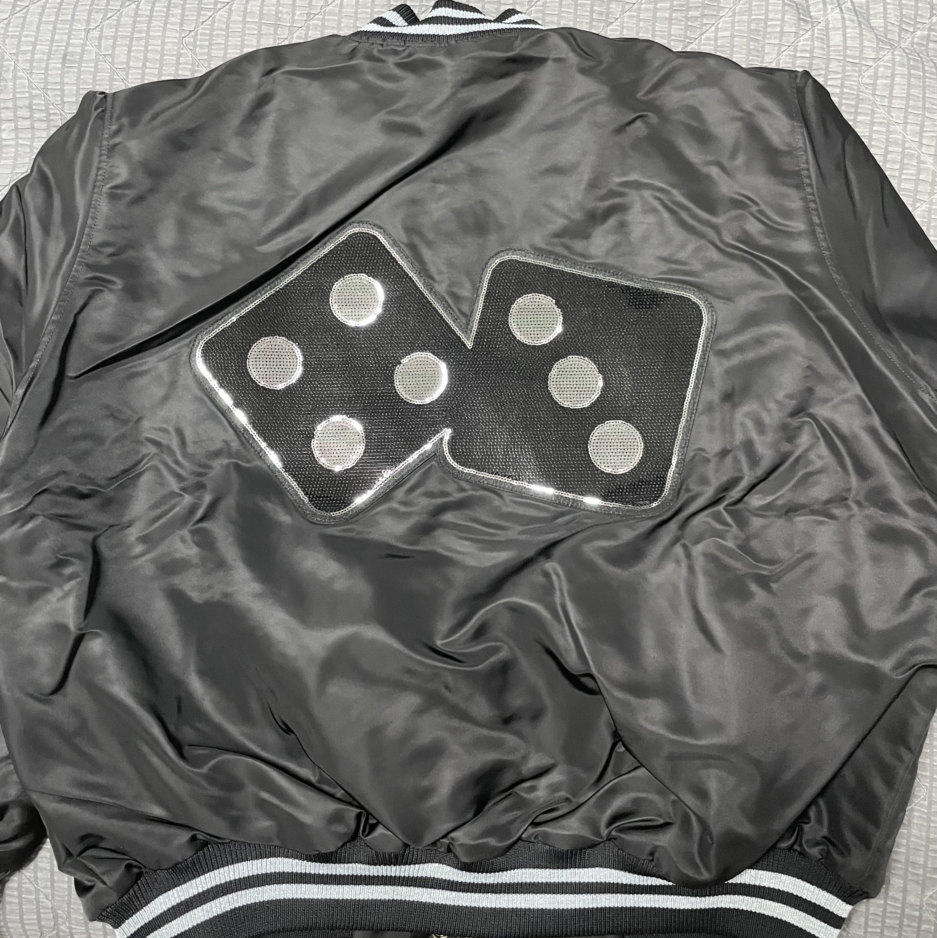 Stussy Sequins Satin Jacket Black 착용 스타일 - 2