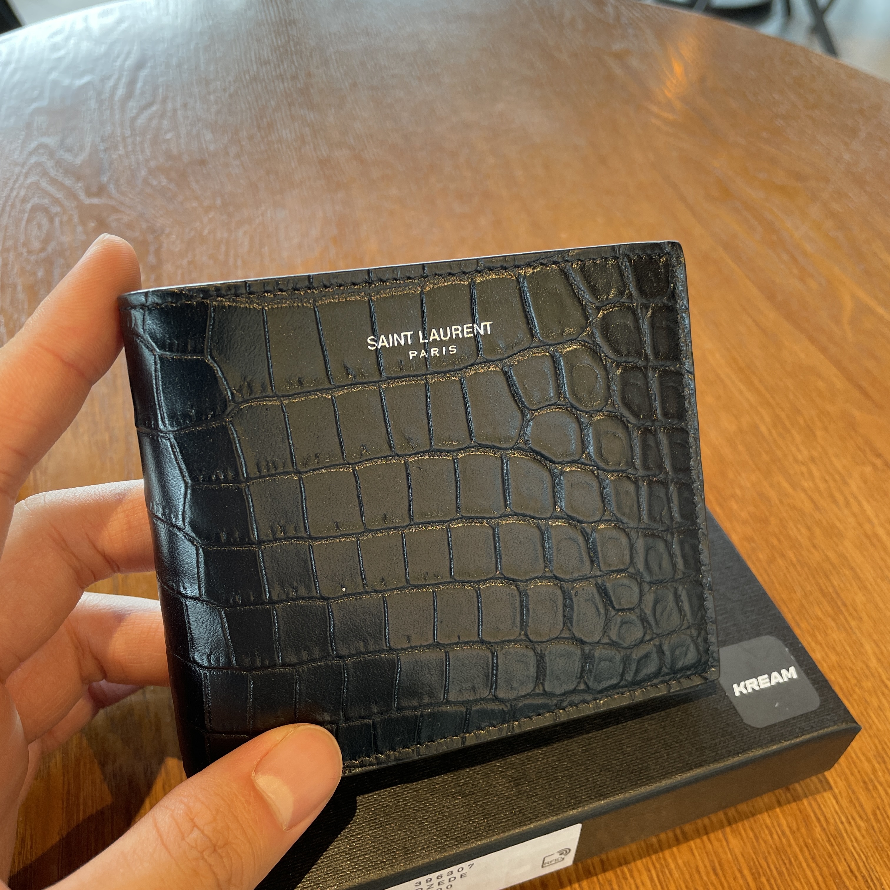 Saint Laurent Paris East/West Wallet in Crocodile Embossed Leather Black 착용 스타일 - 1