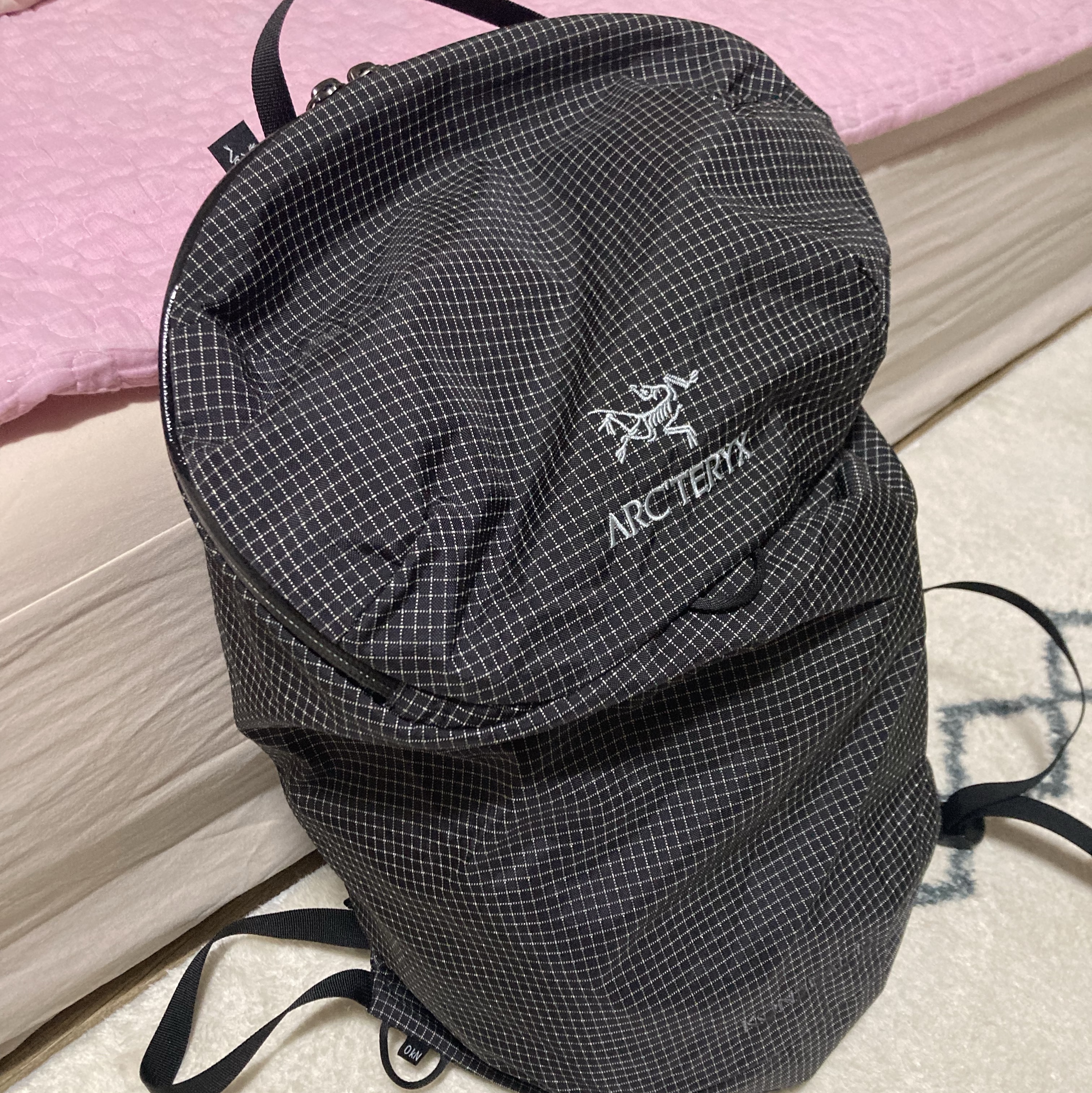 Arc'teryx Konseal 15 Backpack Black 착용 스타일 - 4