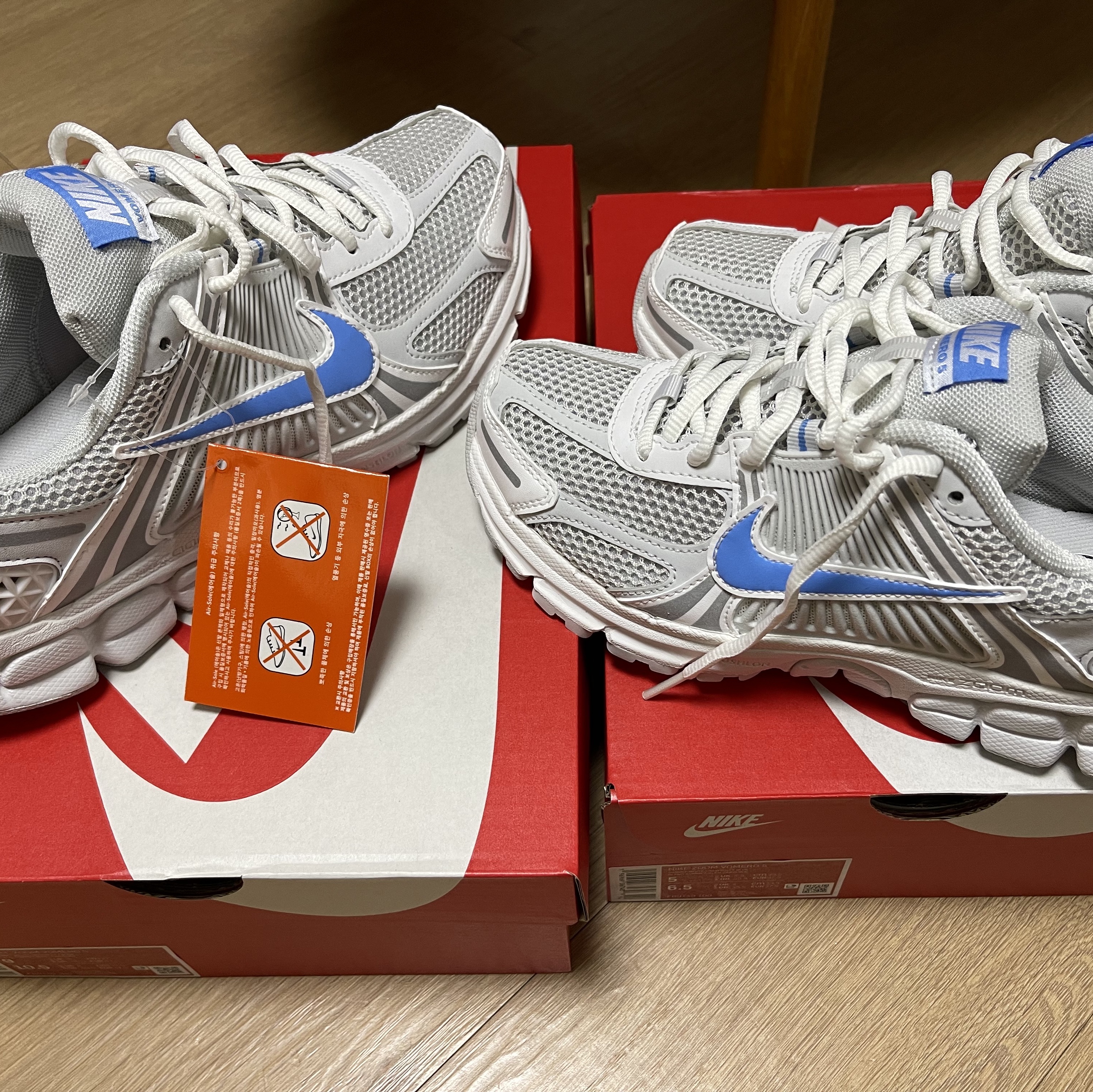 Nike Zoom Vomero 5 Photon Dust and University Blue 착용 스타일 - 2