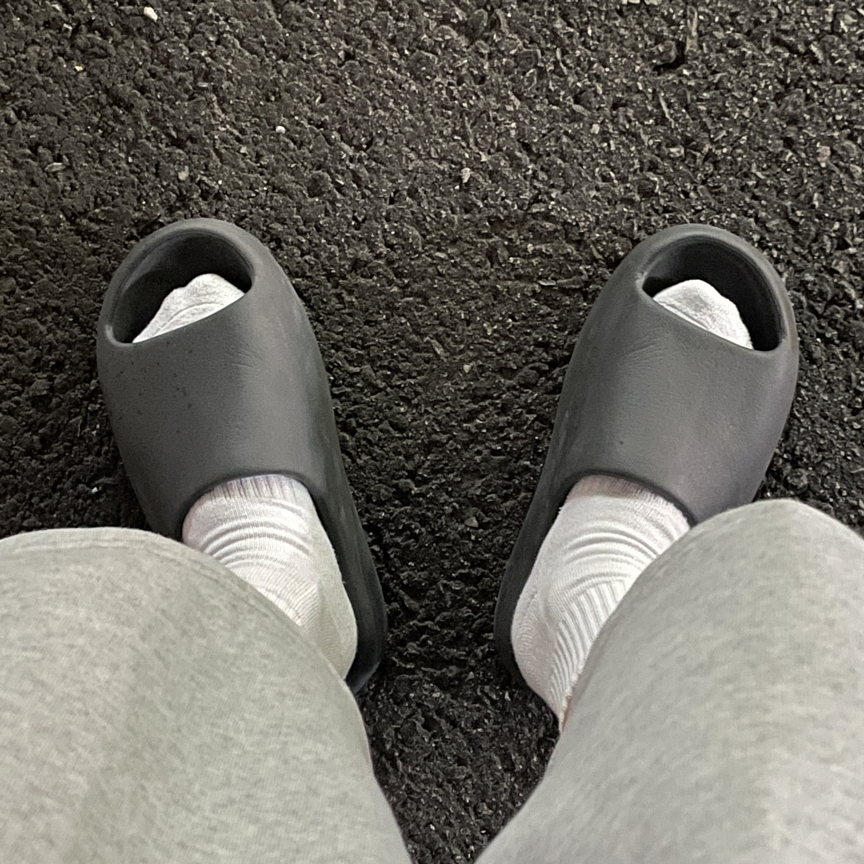 Adidas Yeezy Slide Granite 착용 스타일