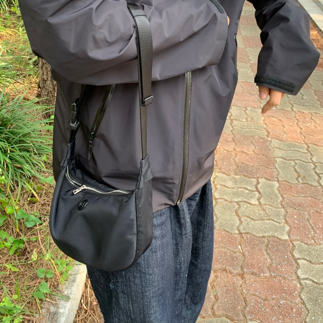 Arc'teryx Beta LT Jacket Black, Maison Mihara Yasuhiro Wayne OG Sole Leather Low-top Sneakers Black White 착용 스타일 - 3