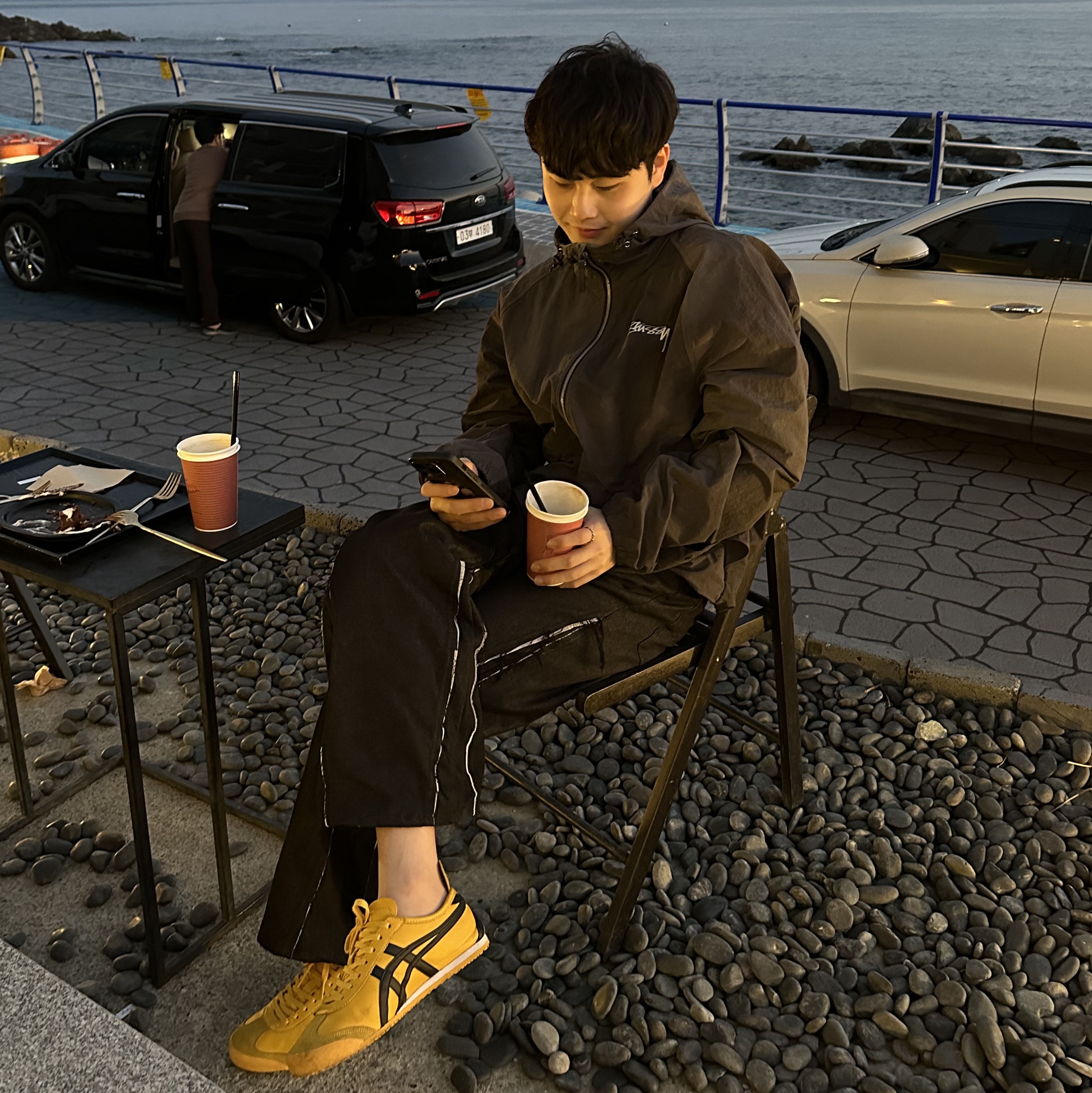 Stussy Wave Dye Beach Shell Jacket Black, Onitsuka Tiger Mexico 66 Yellow Black 착용 스타일 - 1