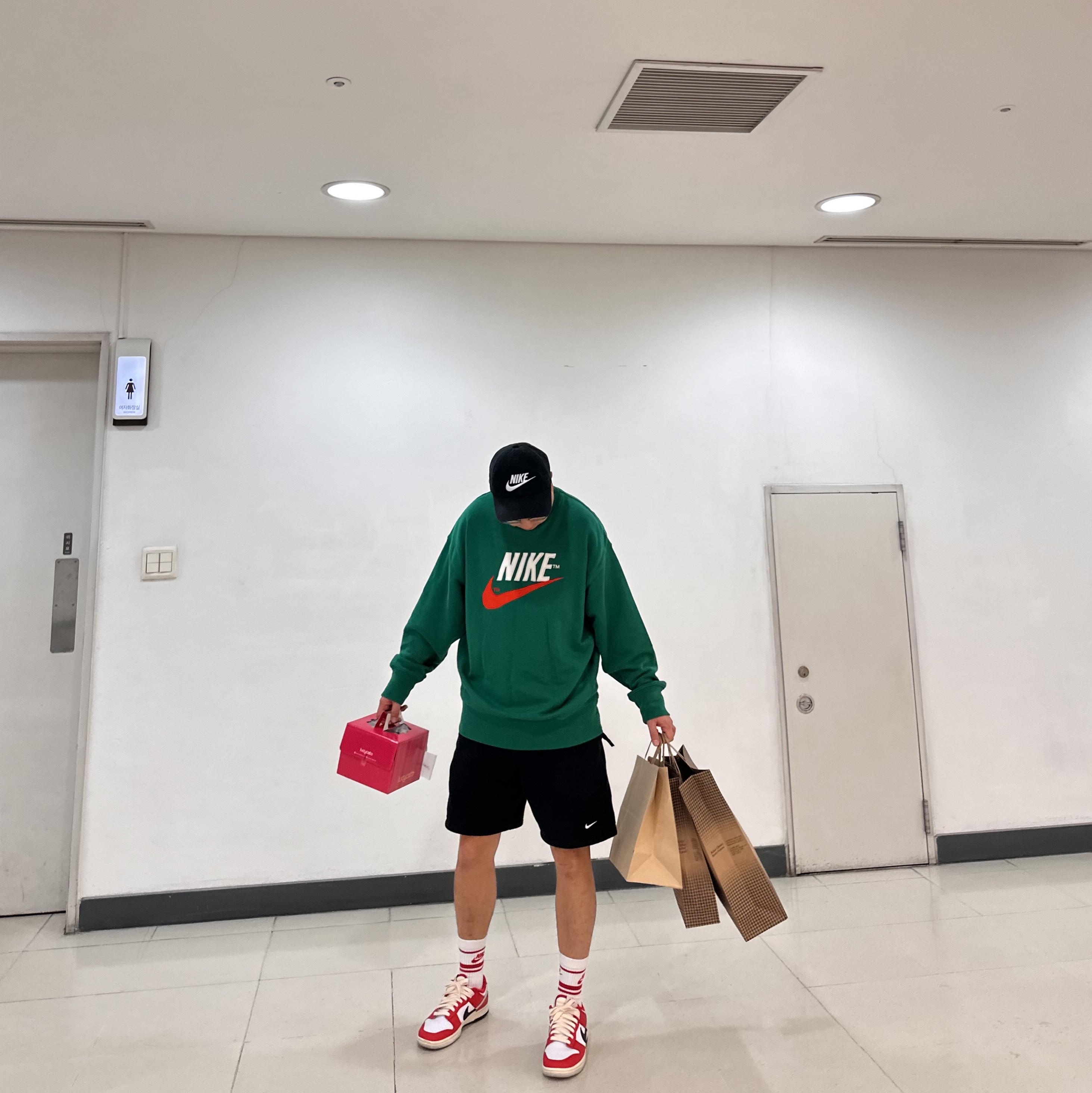 Nike Heritage 86 Futura Washed Cap Black White, Nike NSW French Terry Crewneck Green - US/EU 착용 스타일 - 3