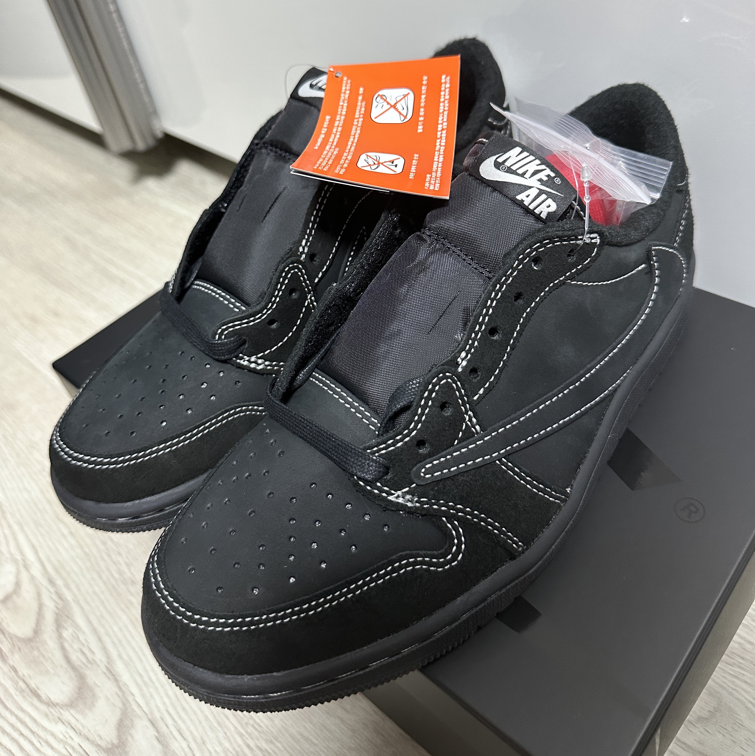 Jordan 1 x Travis Scott Retro Low OG SP Black Phantom 착용 스타일