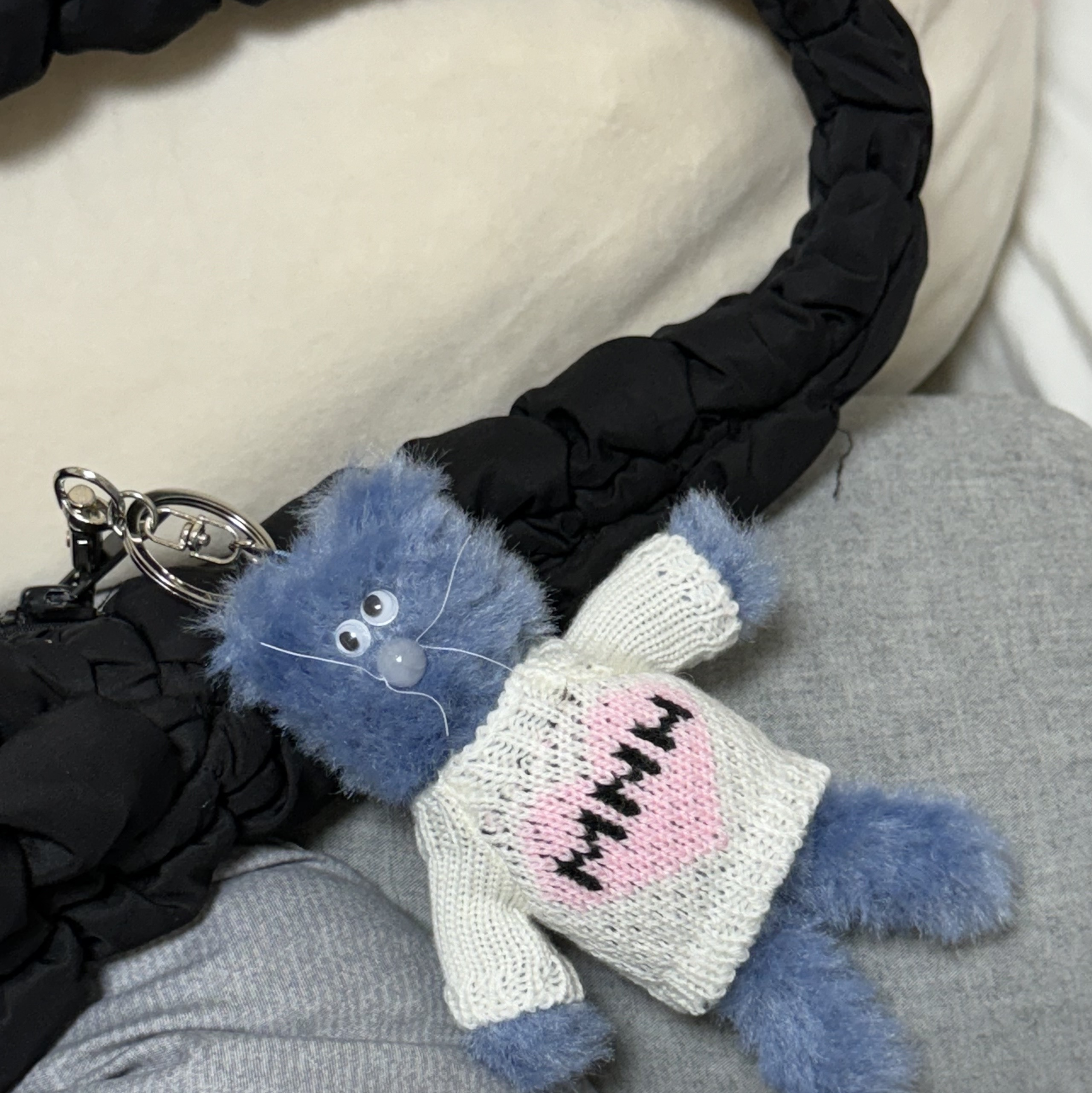 Monamhee Love Flexy Keyring Blue 착용 스타일