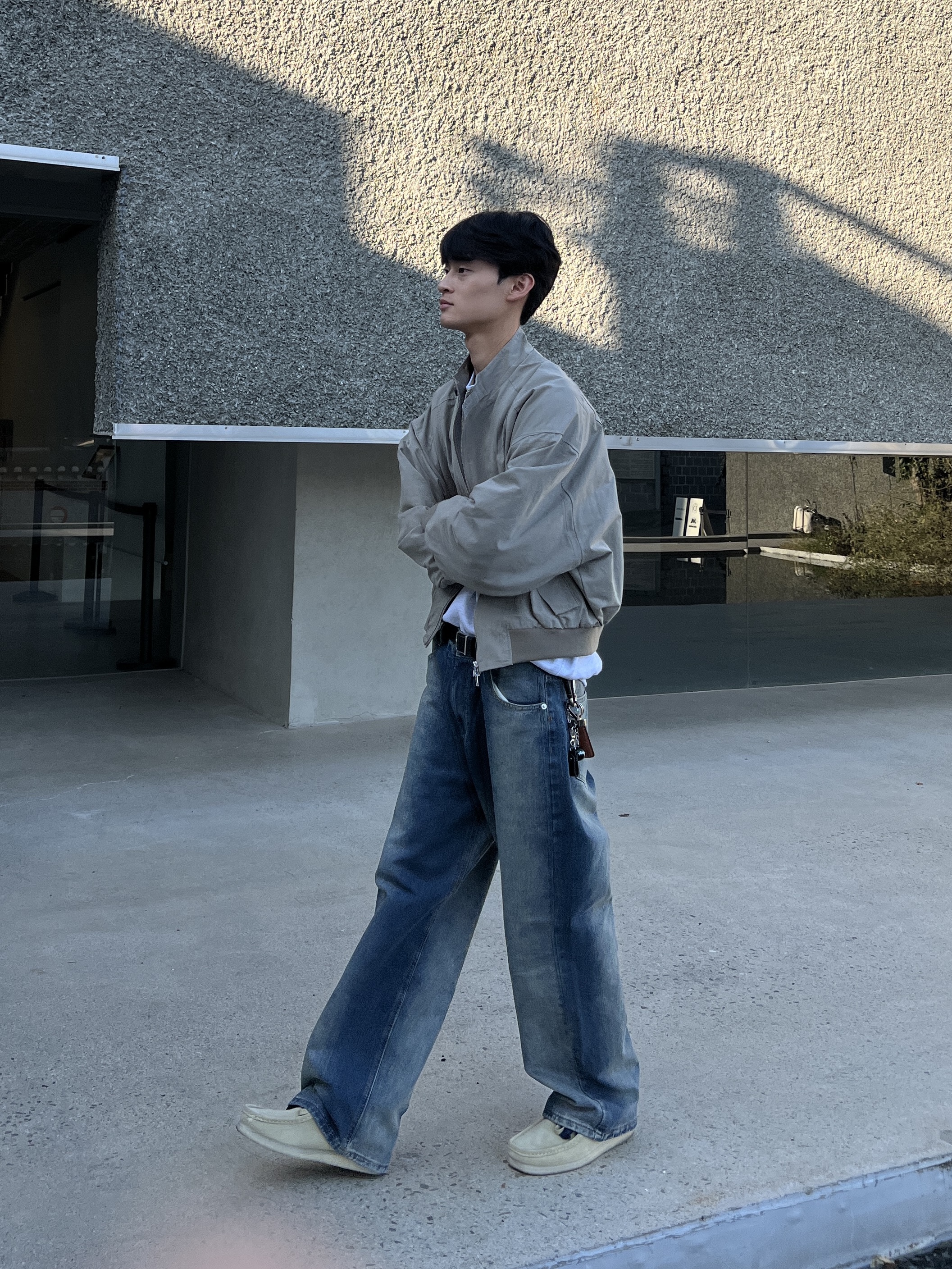 Clarks Wallabee Maple Suede, Stussy 8 Ball Keychain Black 착용 스타일 - 4