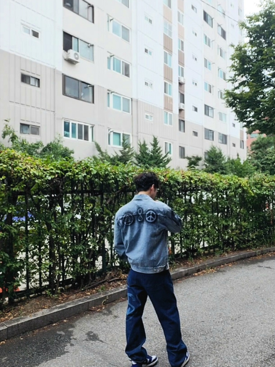 Stussy x Dries Van Noten Hand Stencilled Denim Jacket Washed Blue, Gucci GG Marmont Leather Belt with Shiny Buckle Black 착용 스타일 - 3