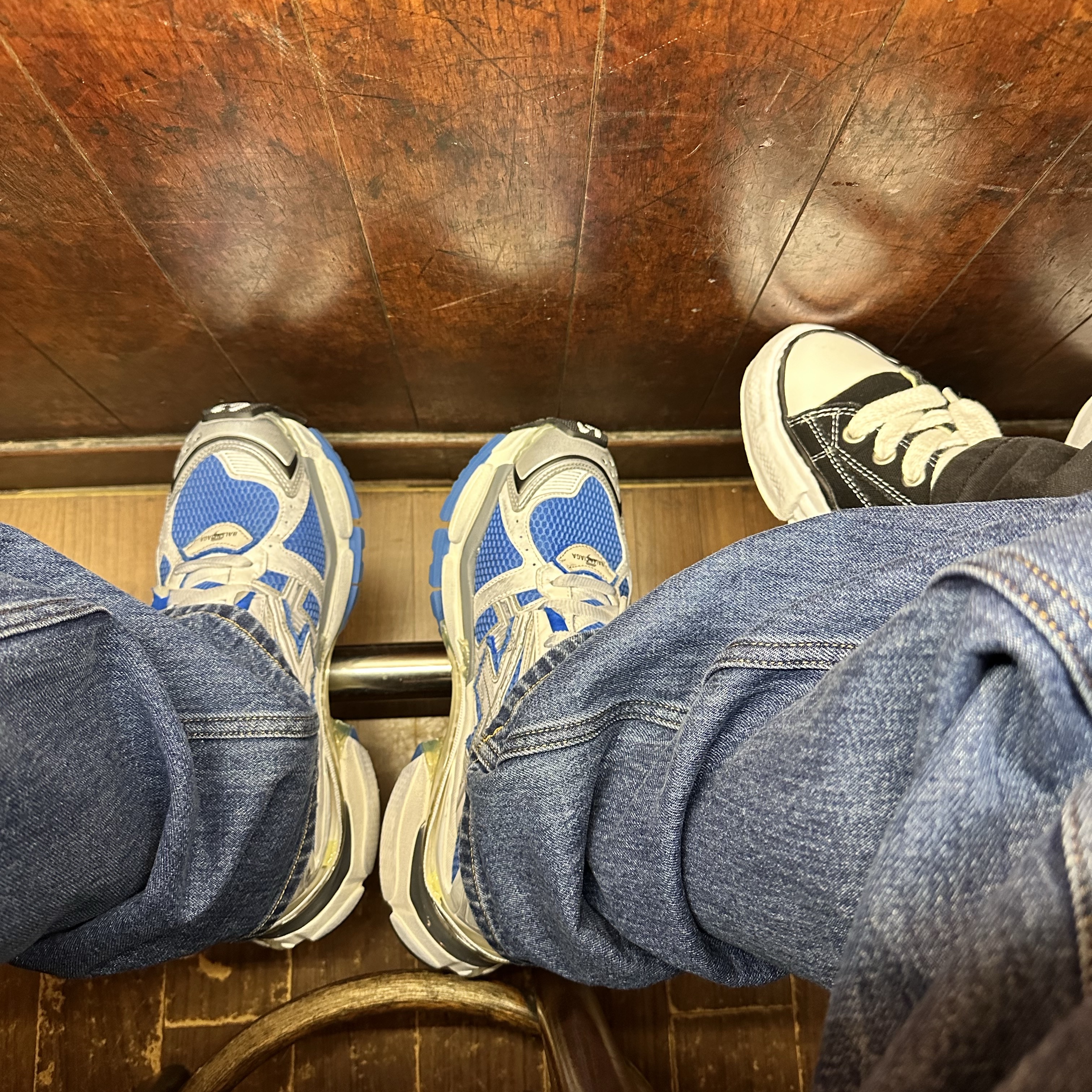 Balenciaga Runner Sneakers Blue White, Maison Mihara Yasuhiro Peterson OG Sole Canvas Low Sneakers Black 착용 스타일