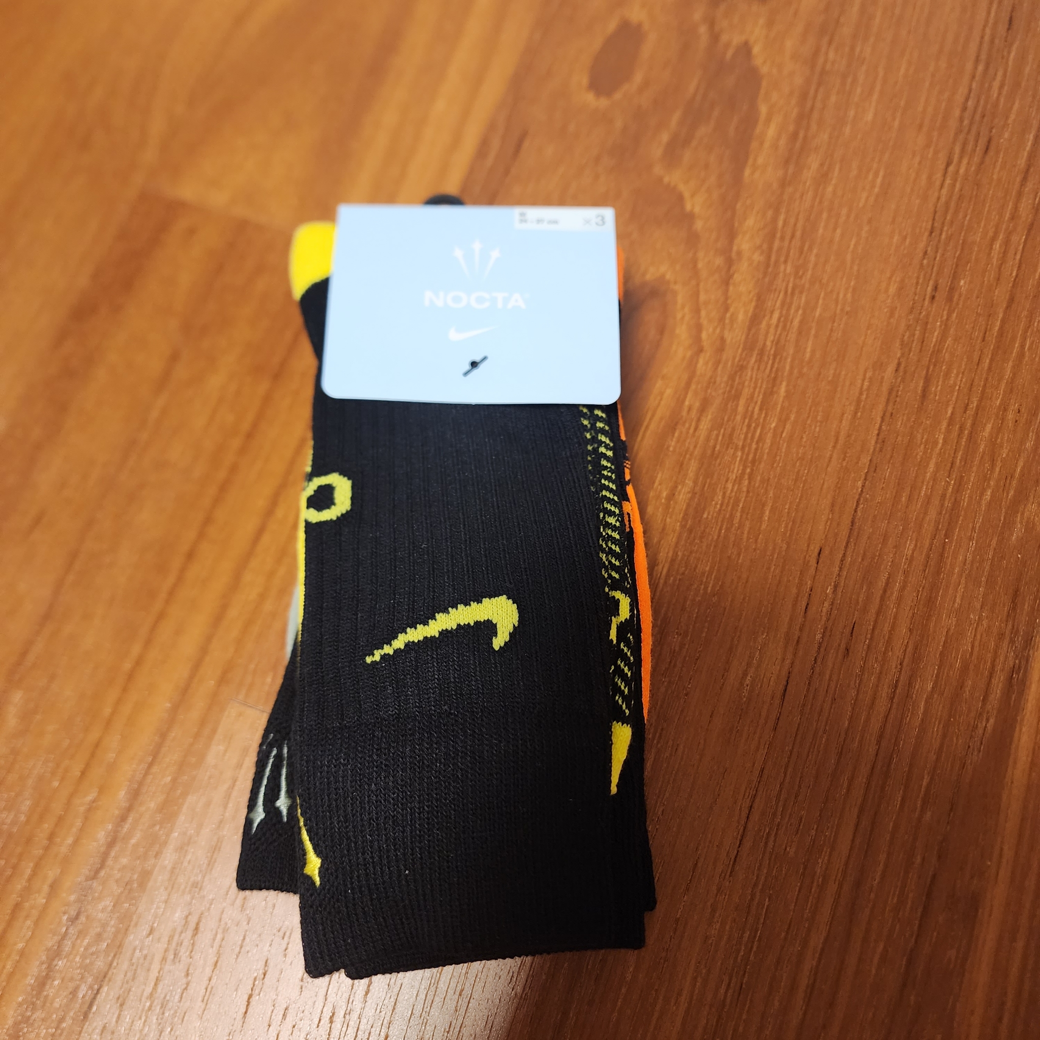 Nike x Drake Nocta Crew Socks Black Multi Color (3 Pack) 착용 스타일 - 1
