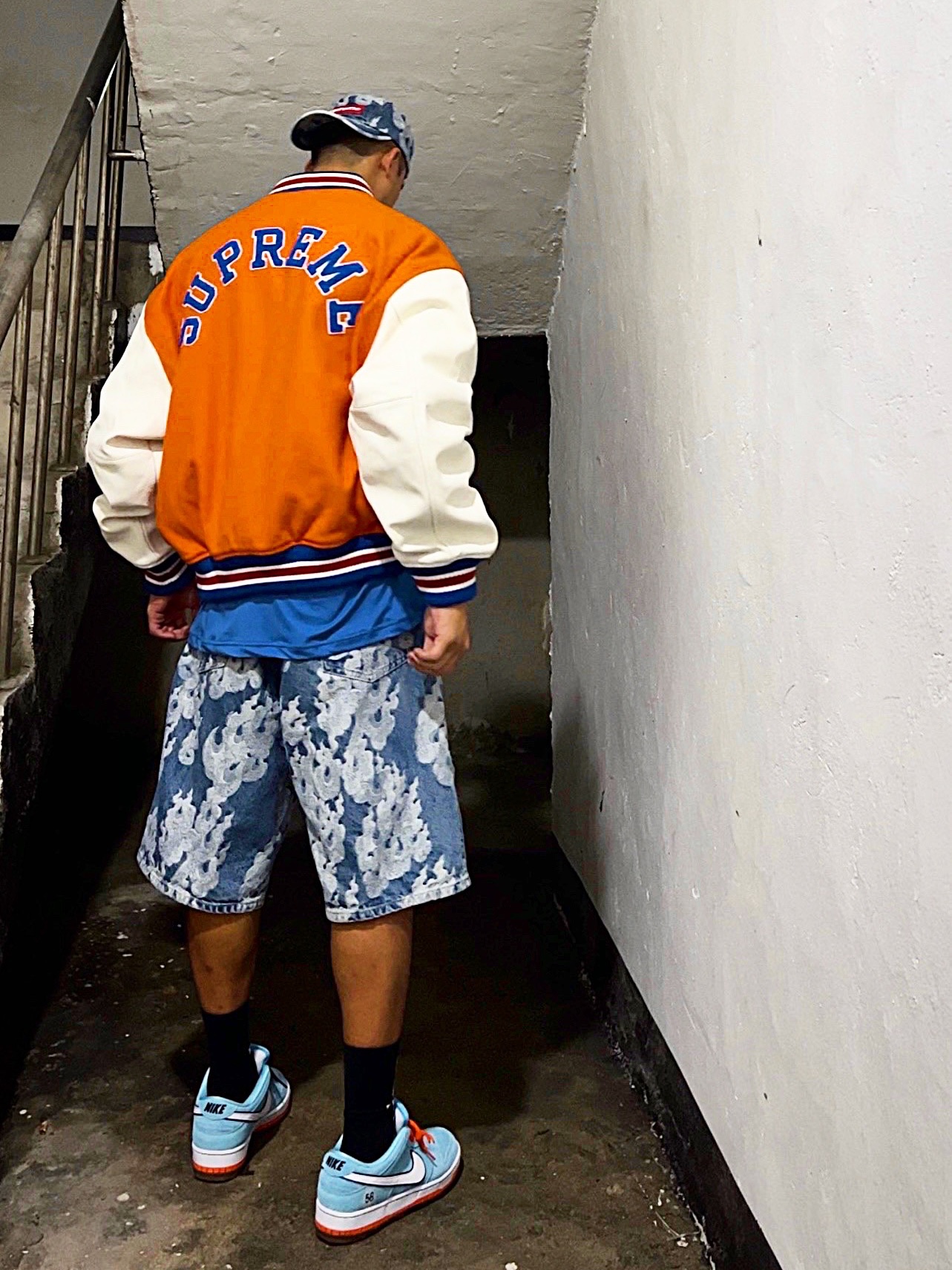 Supreme Flames Jacquard Denim Camp Cap Washed Indigo - 23SS, Supreme Flames Jacquard Baggy Denim Shorts Washed Indigo - 23SS 착용 스타일 - 4