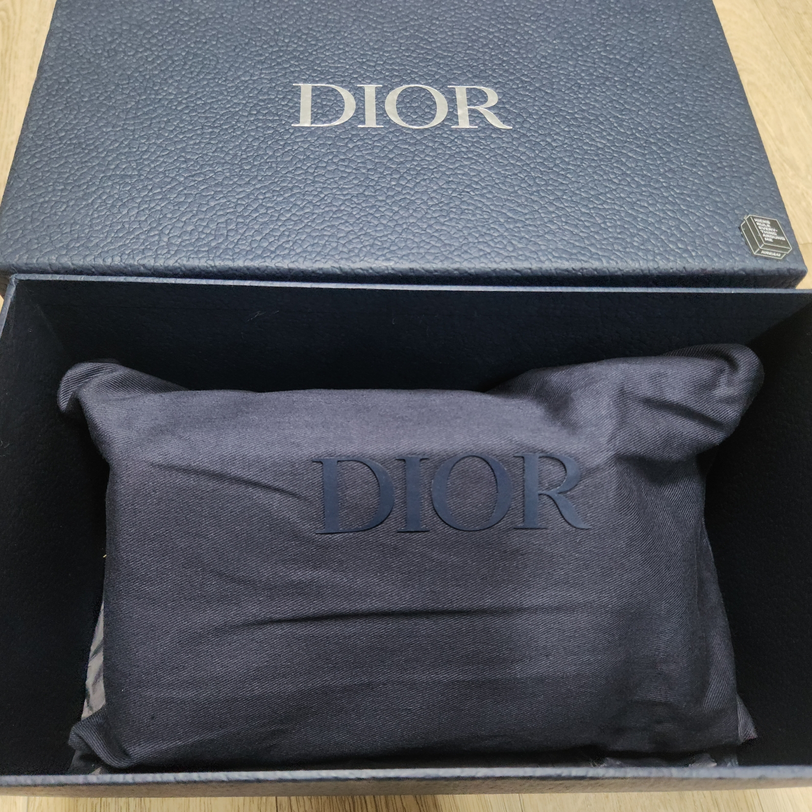 Dior Shoulder Strap Pouch Beige & Black Dior Oblique Jacquard 착용 스타일 - 2