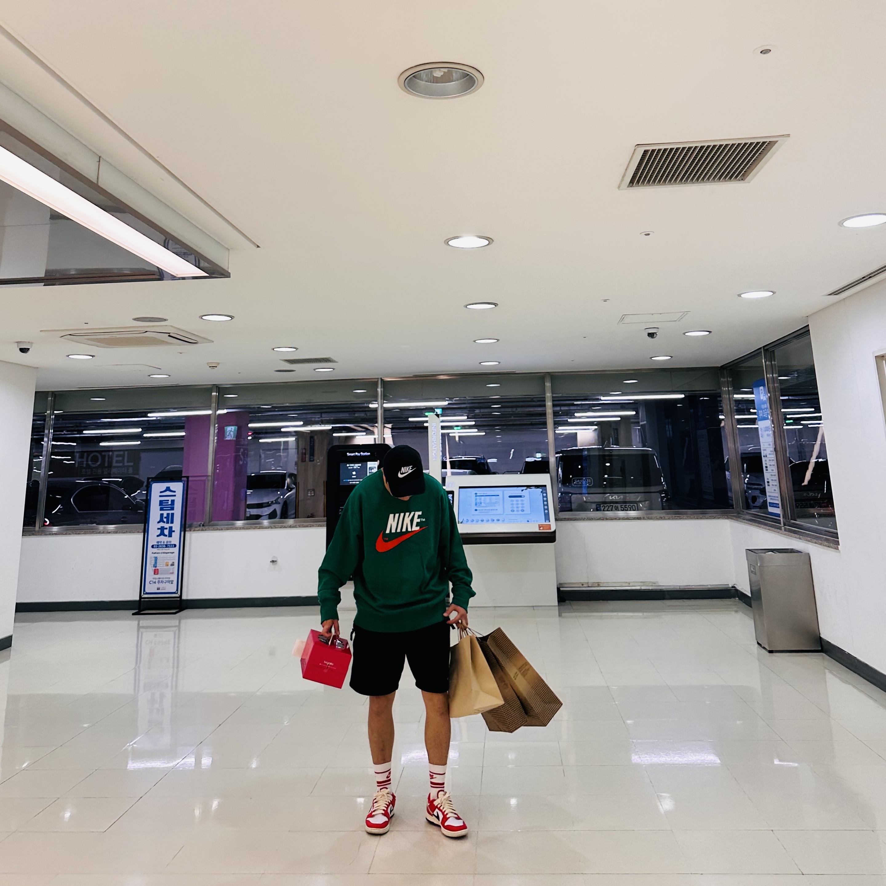 Nike Heritage 86 Futura Washed Cap Black White, Nike NSW French Terry Crewneck Green - US/EU 착용 스타일 - 1