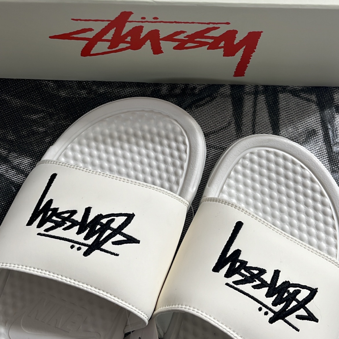 Nike x Stussy Benassi Slide Sail, Nike x Stussy Benassi Hemp Slide Fossil Stone 착용 스타일 - 1
