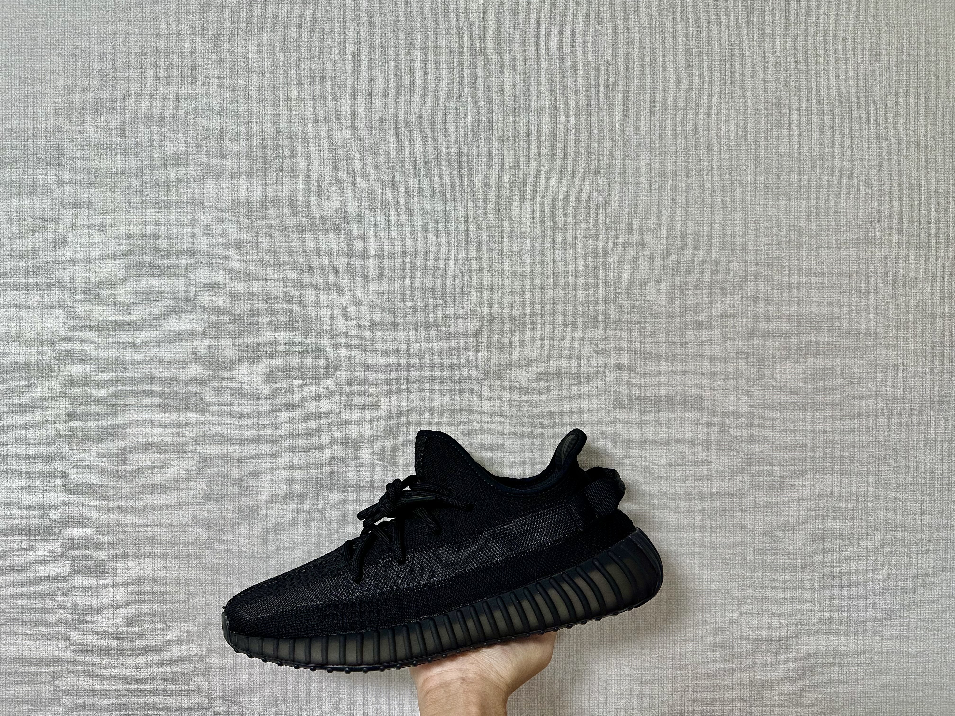 Adidas Yeezy Boost 350 V2 Onyx, Adidas Yeezy Boost 350 V2 Carbon Beluga 착용 스타일 - 3