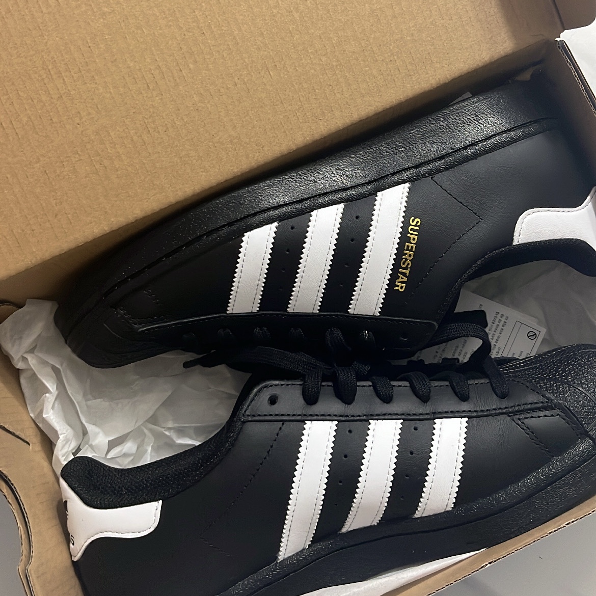 Adidas Superstar Core Black White 착용 스타일