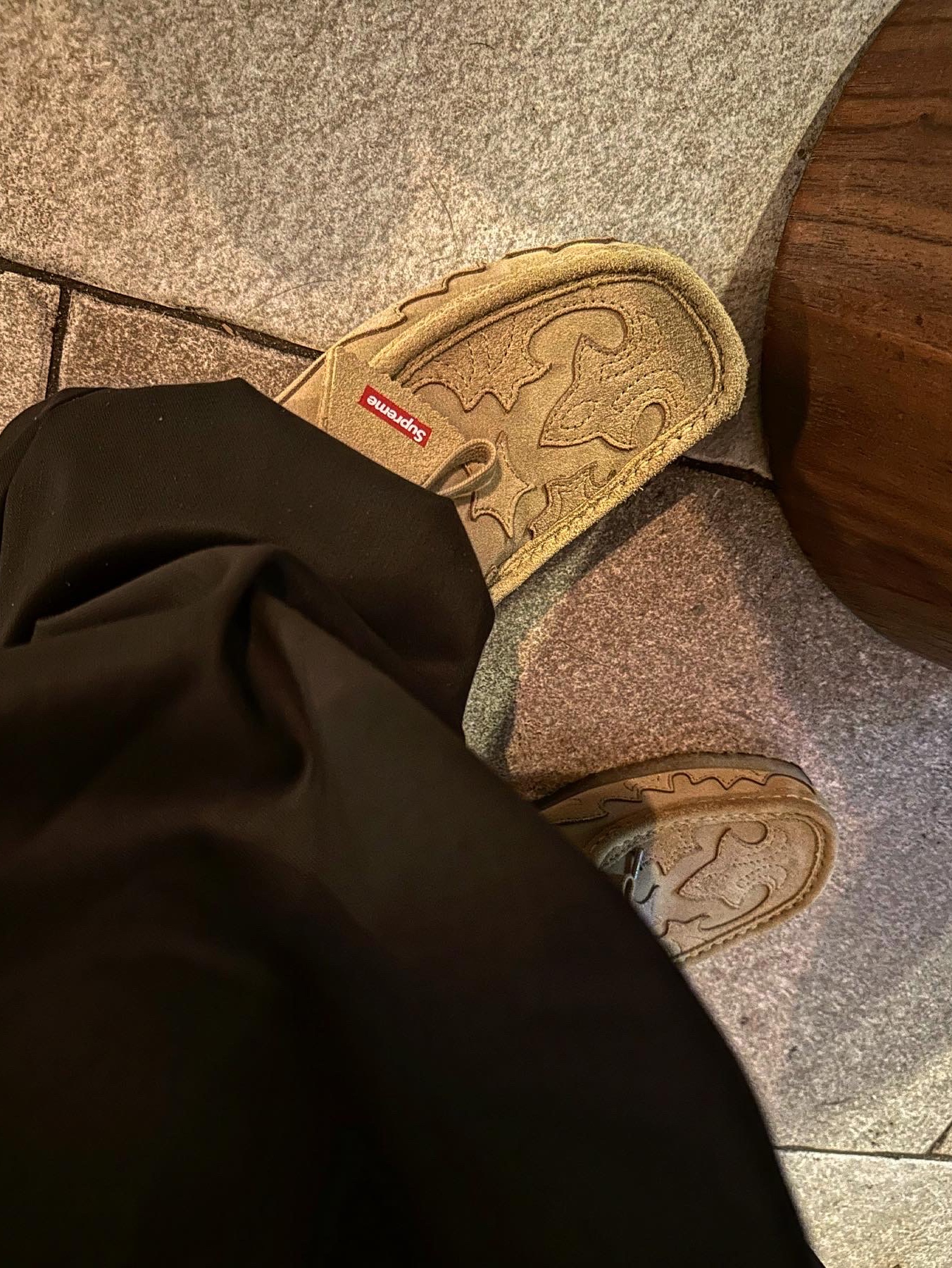 Clarks x Supreme Wallabee Tan 착용 스타일 - 2