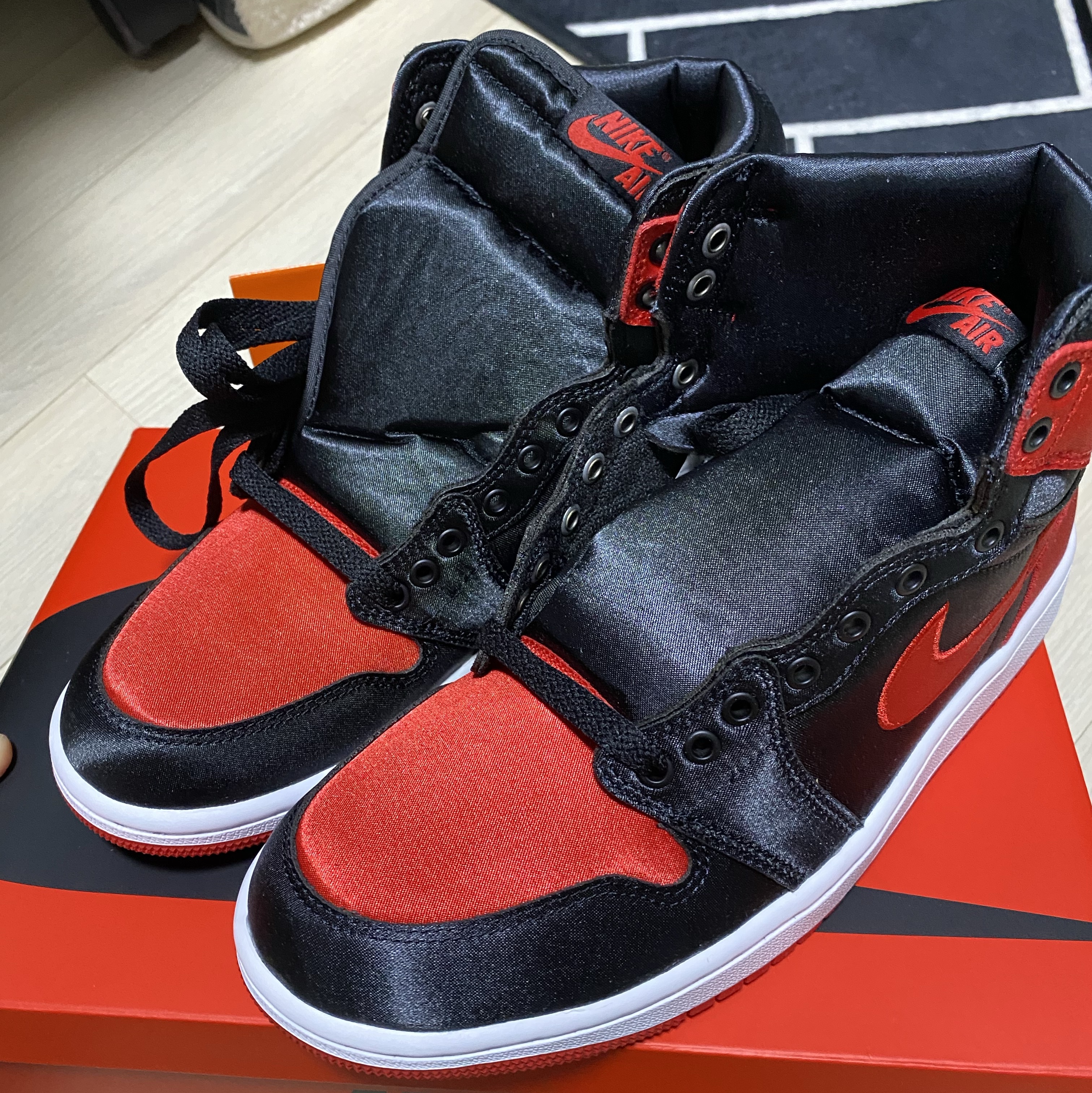 (W) Jordan 1 Retro High OG Satin Bred 착용 스타일
