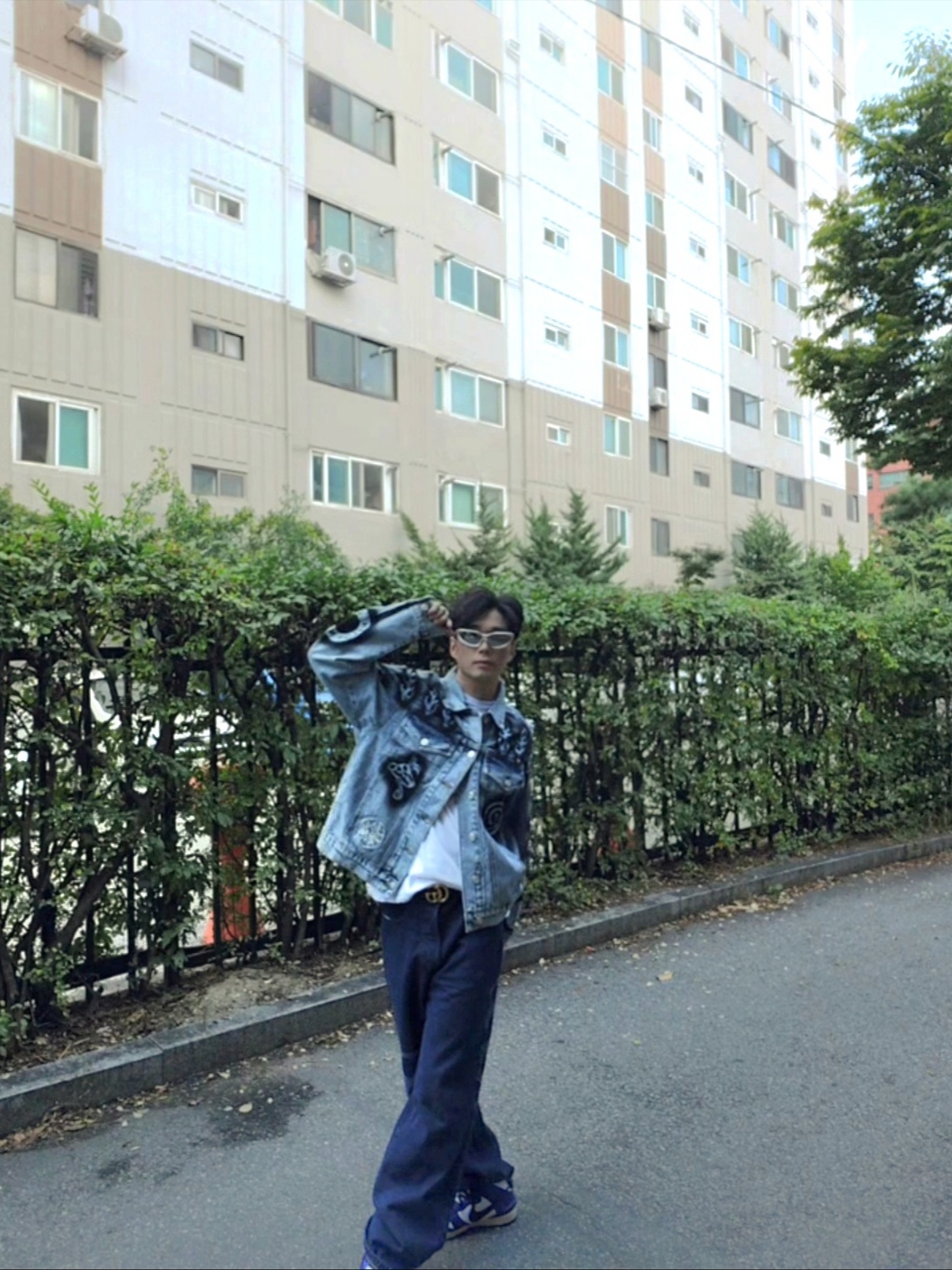 Stussy x Dries Van Noten Hand Stencilled Denim Jacket Washed Blue, Gucci GG Marmont Leather Belt with Shiny Buckle Black 착용 스타일 - 1