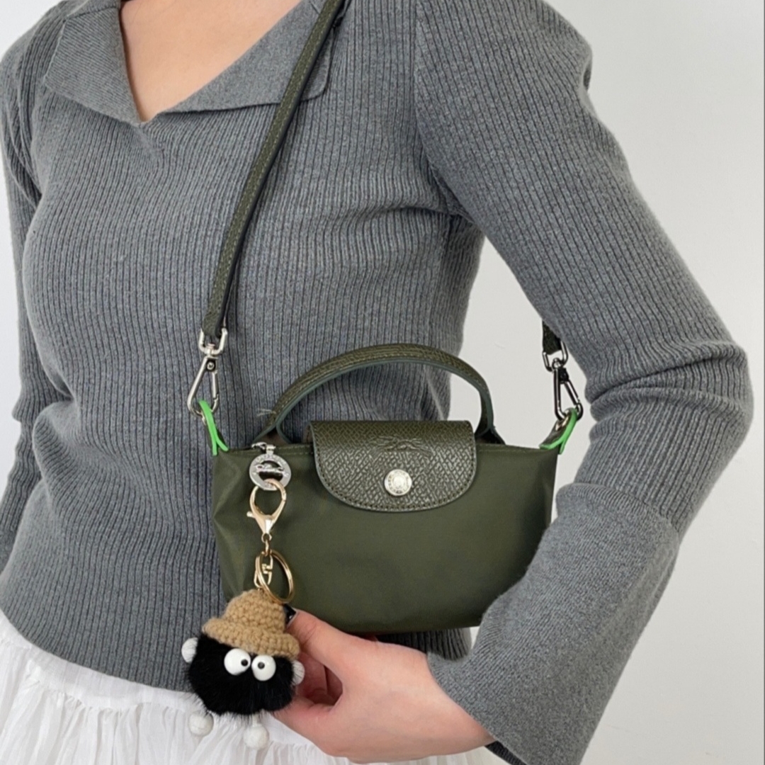 Longchamp Le Pliage Green Handle Pouch Forest 착용 스타일