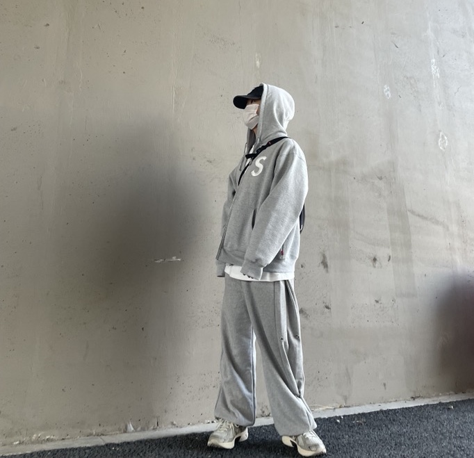 Supreme Kevlar Denim S Logo 6-Panel Black - 22SS, Supreme S Logo Zip Up Hooded Sweatshirt Heather Grey - 23FW 착용 스타일 - 2