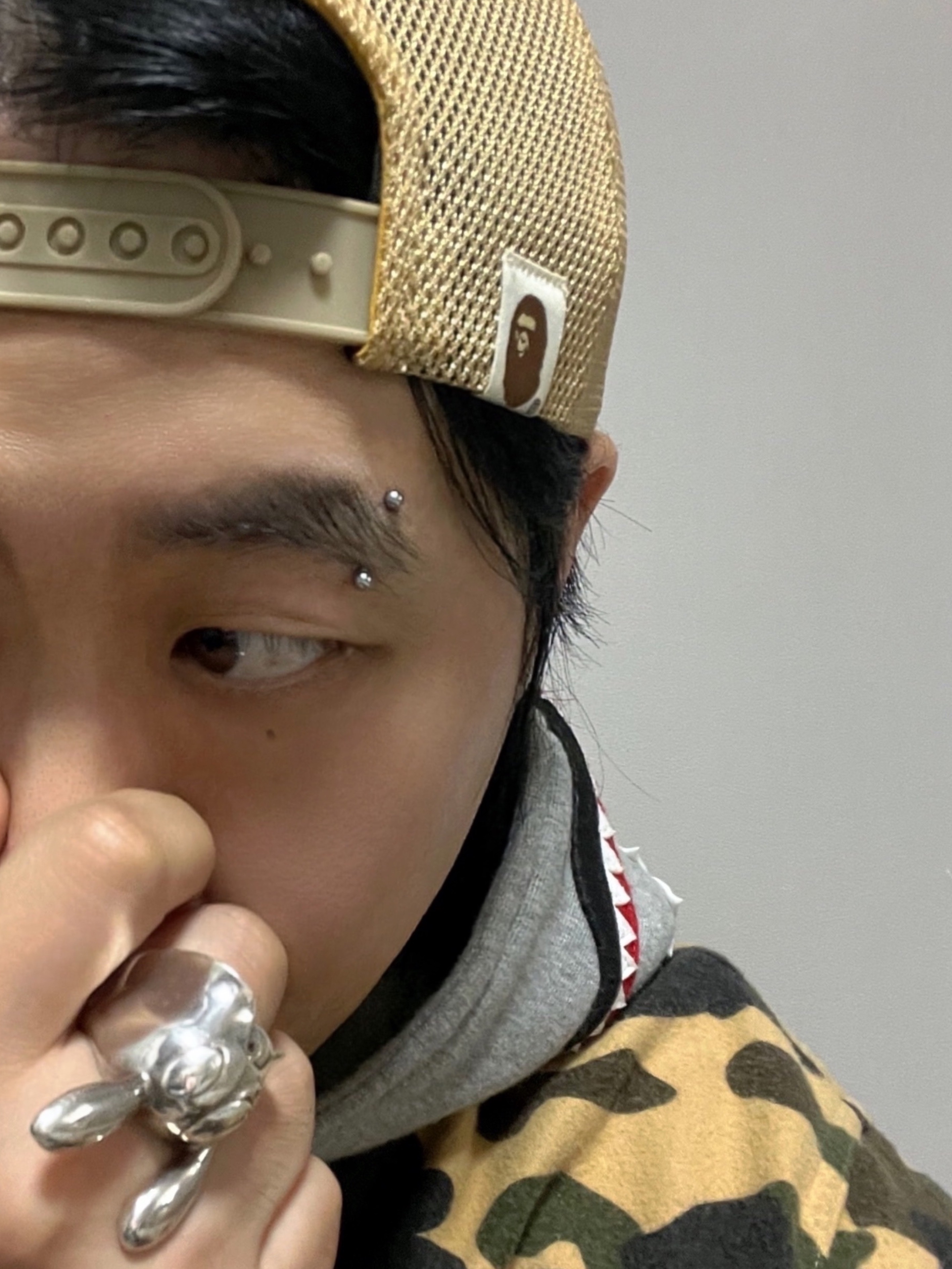 Stussy x BAPE Trucker Cap Yellow, Nike Air Force 1 '07 Low White 착용 스타일 - 2