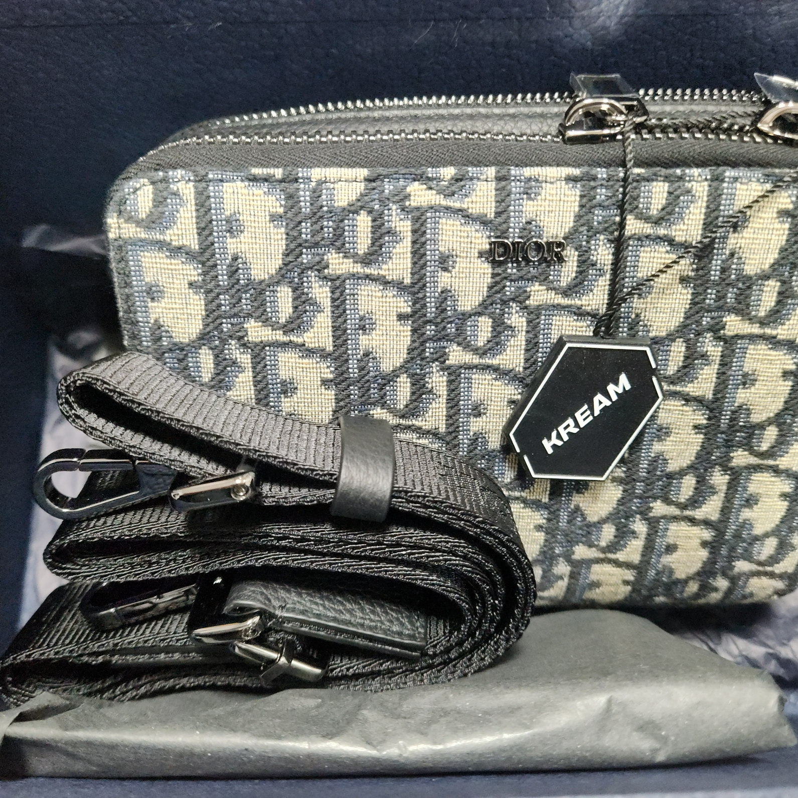 Dior Shoulder Strap Pouch Beige & Black Dior Oblique Jacquard 착용 스타일 - 3