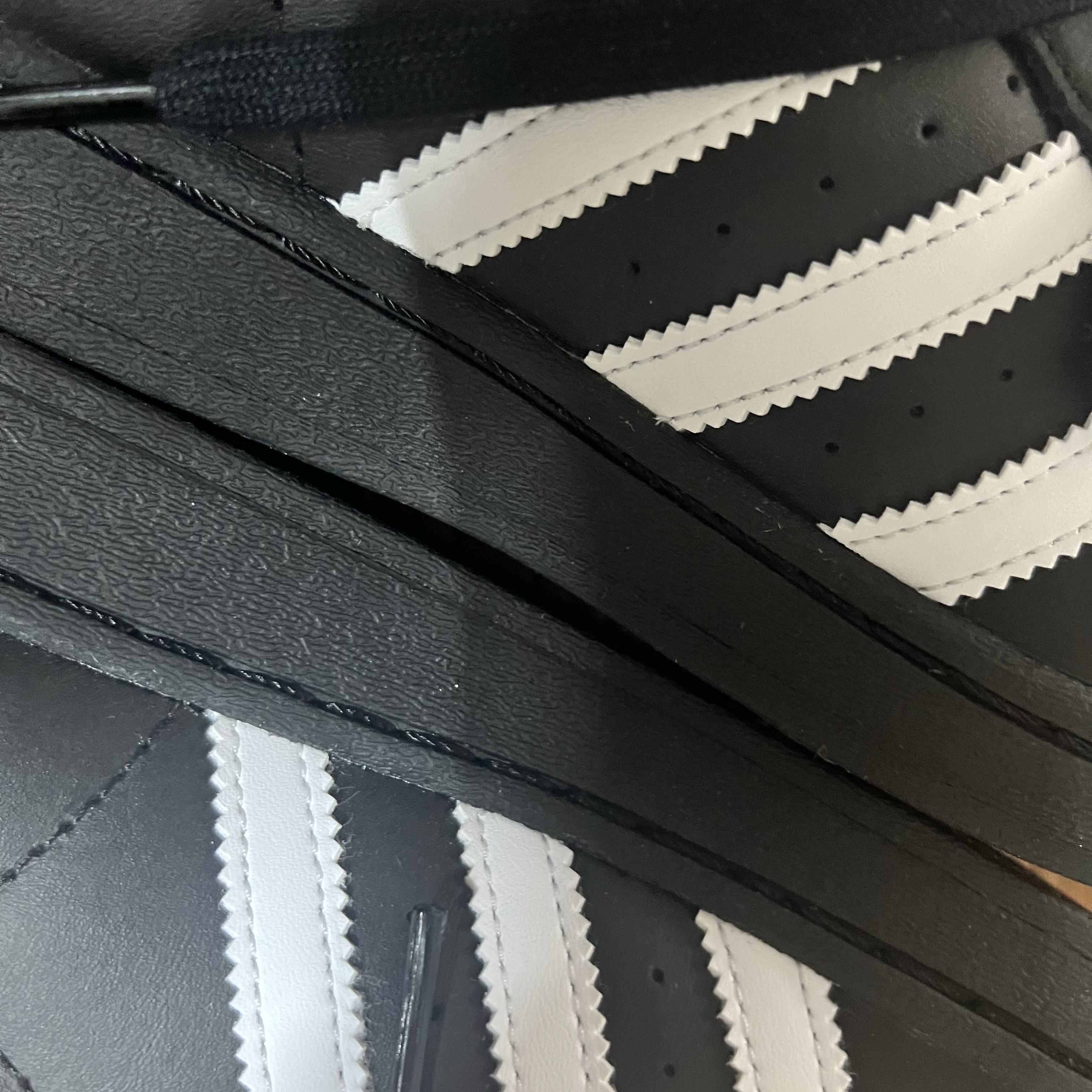 Adidas Superstar Core Black White 착용 스타일