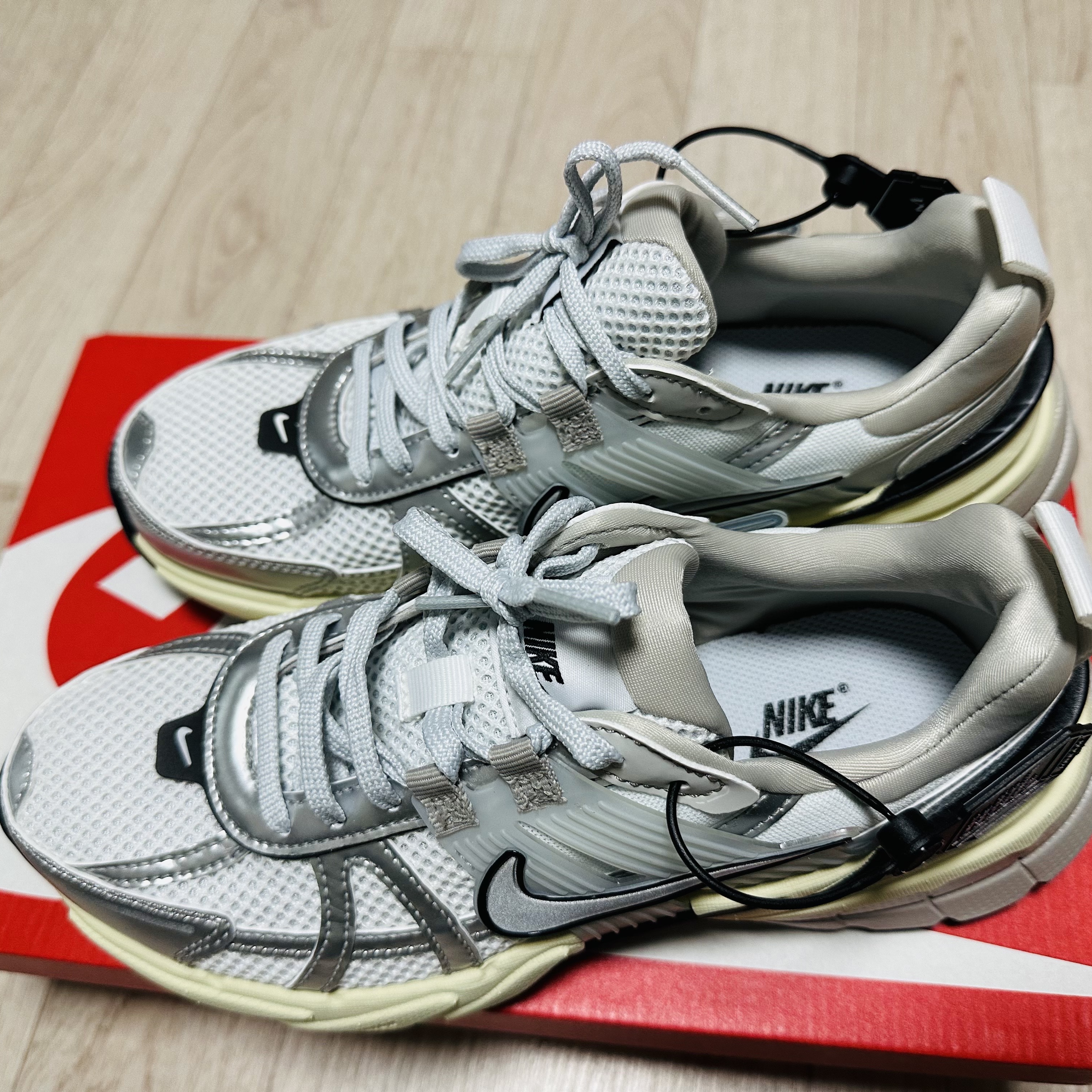 Nike V2K Run Summit White Metallic Silver 착용 스타일 - 2