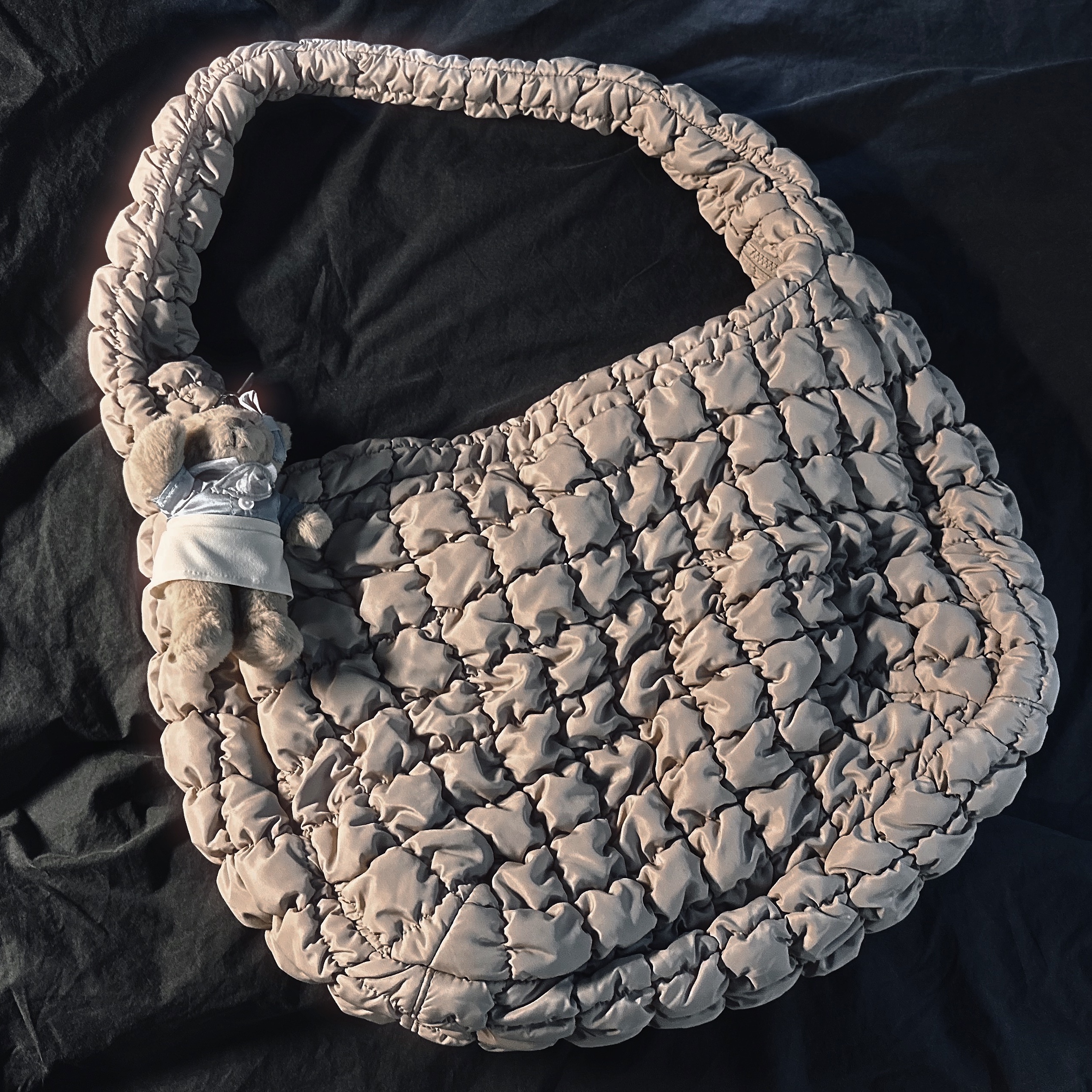 COS Quilted Oversized Shoulder Bag Beige, Korean Air Teddy Bear Keyring Cabin Crew 착용 스타일