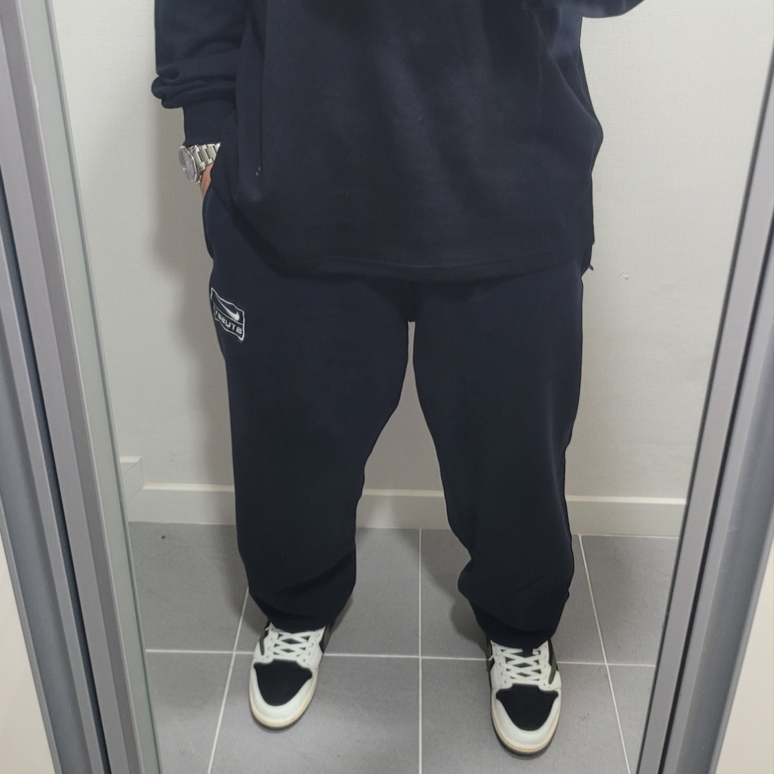 Nike x Stussy NRG Washed Fleece Pants Black (DO5296-010), (W) Jordan 1 x Travis Scott Retro Low OG SP Medium Olive 착용 스타일 - 2
