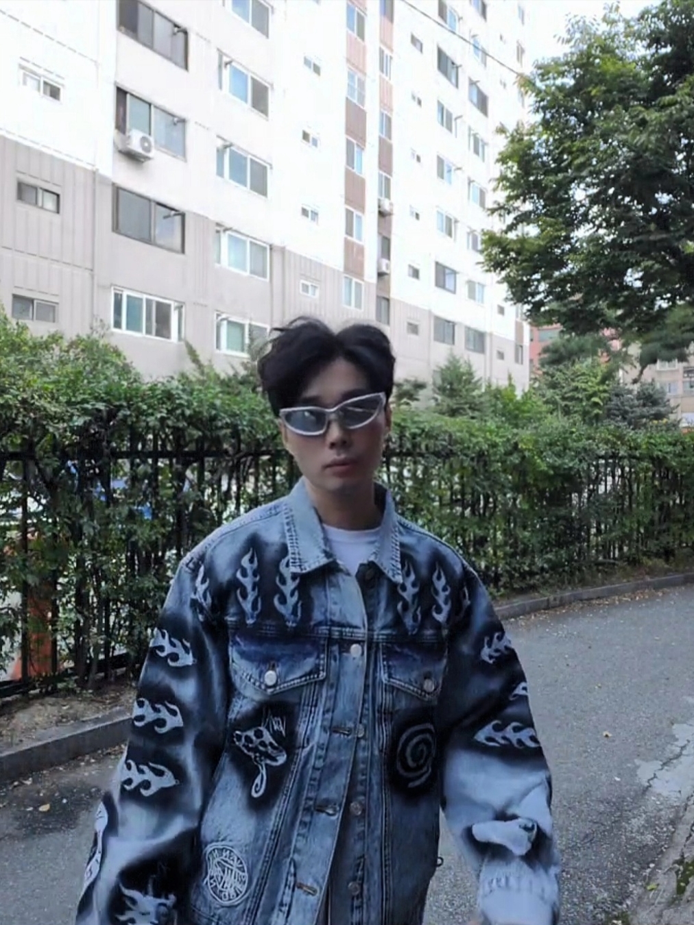 Stussy x Dries Van Noten Hand Stencilled Denim Jacket Washed Blue, Gucci GG Marmont Leather Belt with Shiny Buckle Black 착용 스타일 - 2