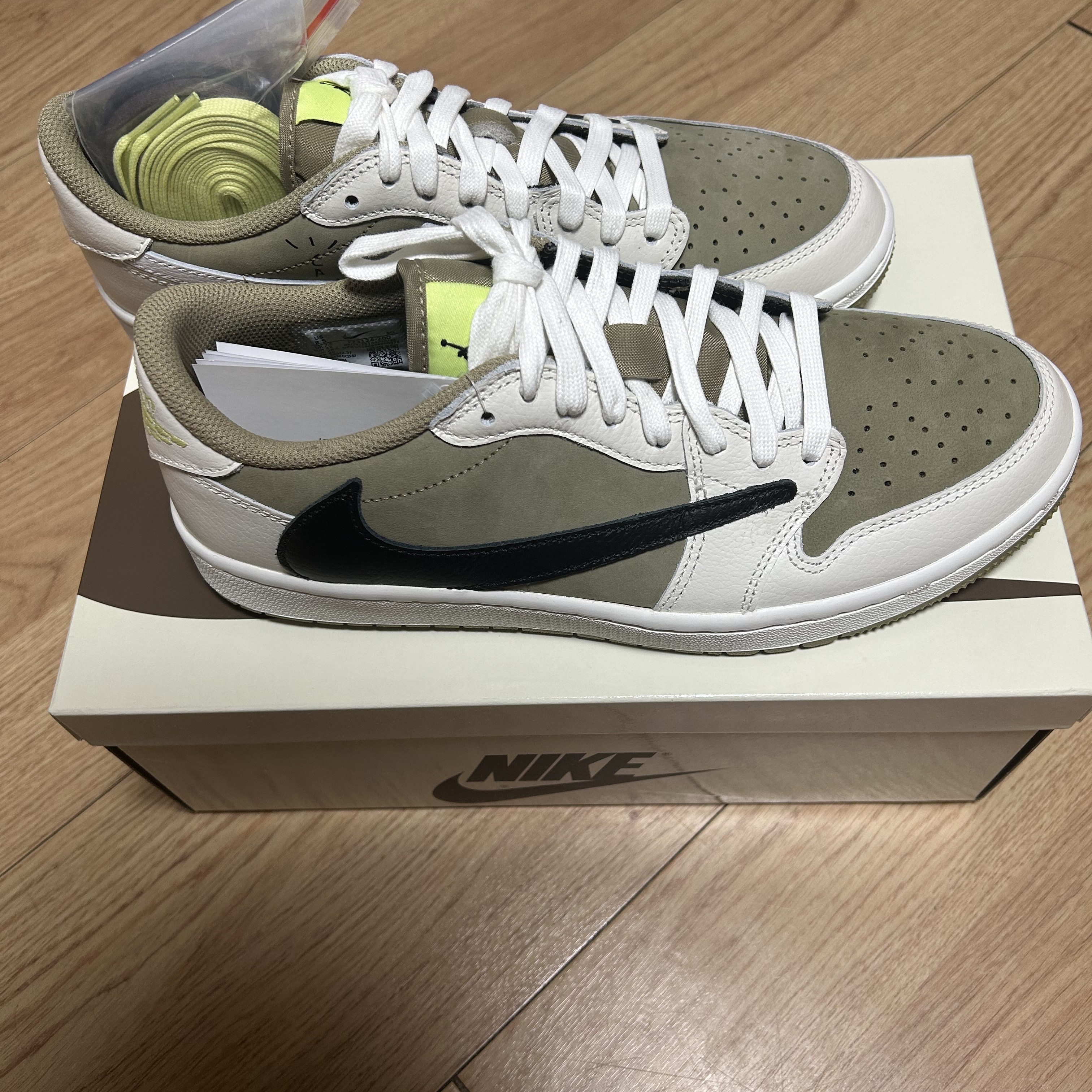 Jordan 1 x Travis Scott Retro Low Golf NRG Neutral Olive 착용 스타일 - 2