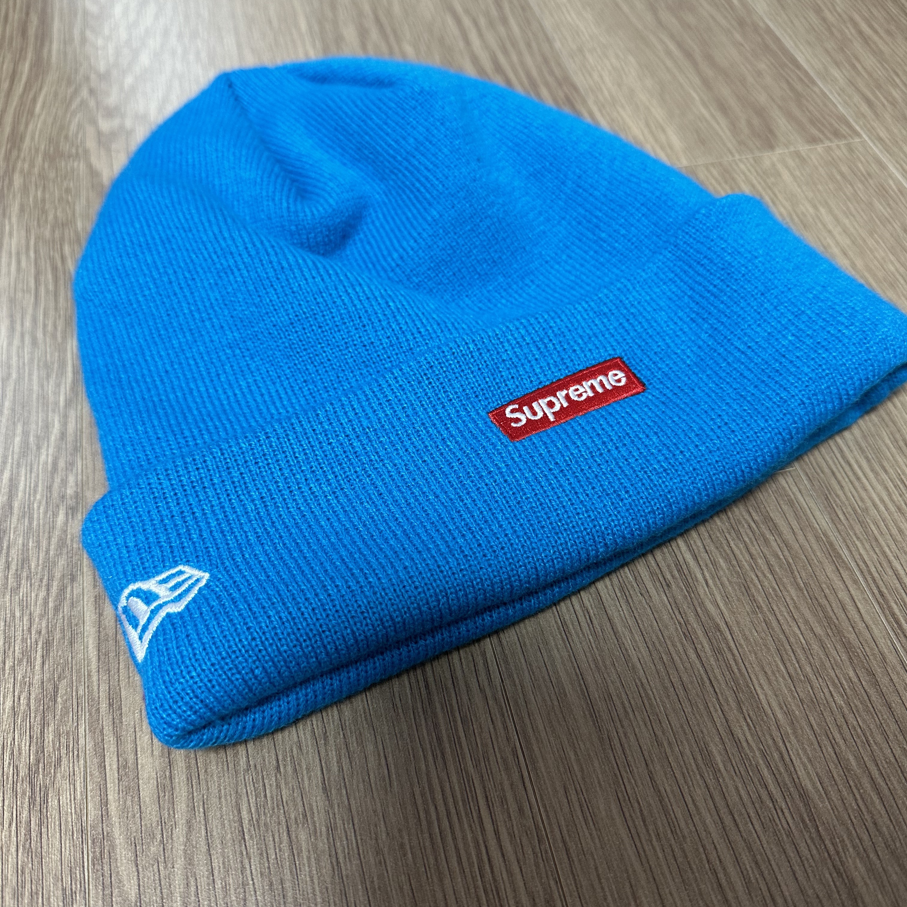 Supreme New Era Varsity Beanie Slate - 23FW 착용 스타일 - 1