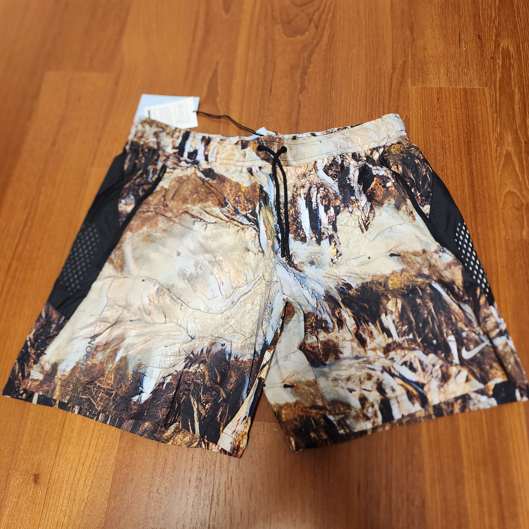 Nike x Drake Nocta NRG Running Shorts Camo (FJ3011-010) 착용 스타일 - 1