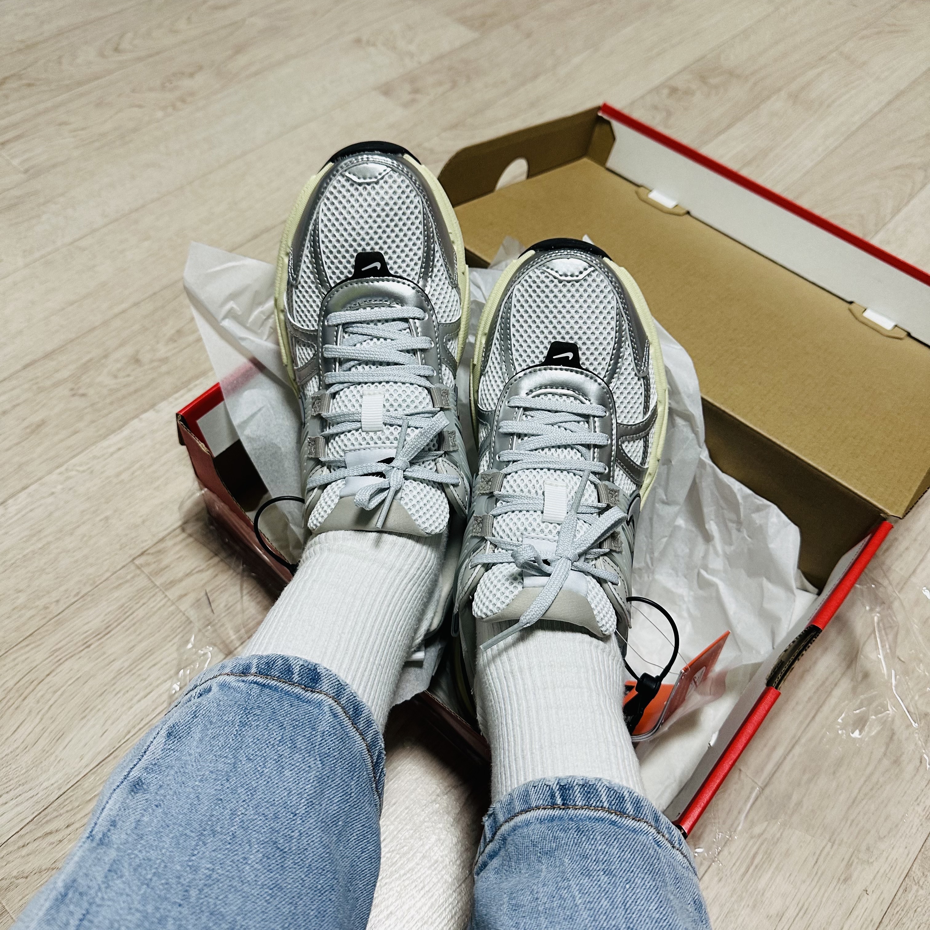 Nike V2K Run Summit White Metallic Silver 착용 스타일 - 1