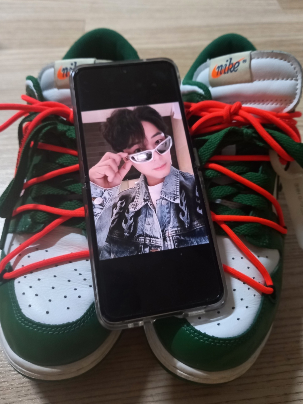 Balenciaga Swift Oval Sunglasses Silver, Nike x Off-White Dunk Low Pine Green 착용 스타일 - 2