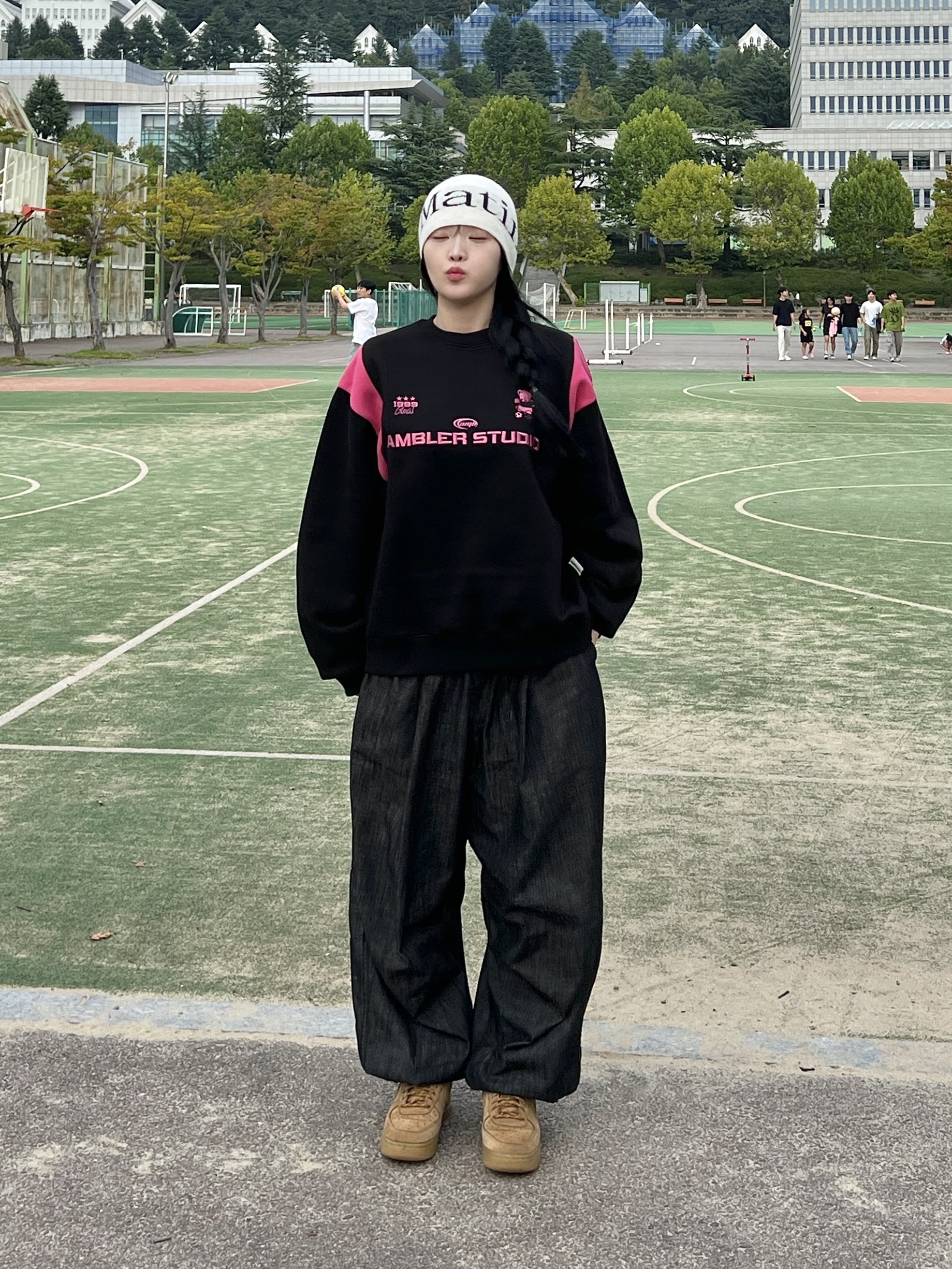 Nike Air Force 1 '07 WB Flax, Matin Kim Logo Jacquard Short Beanie White 착용 스타일 - 1
