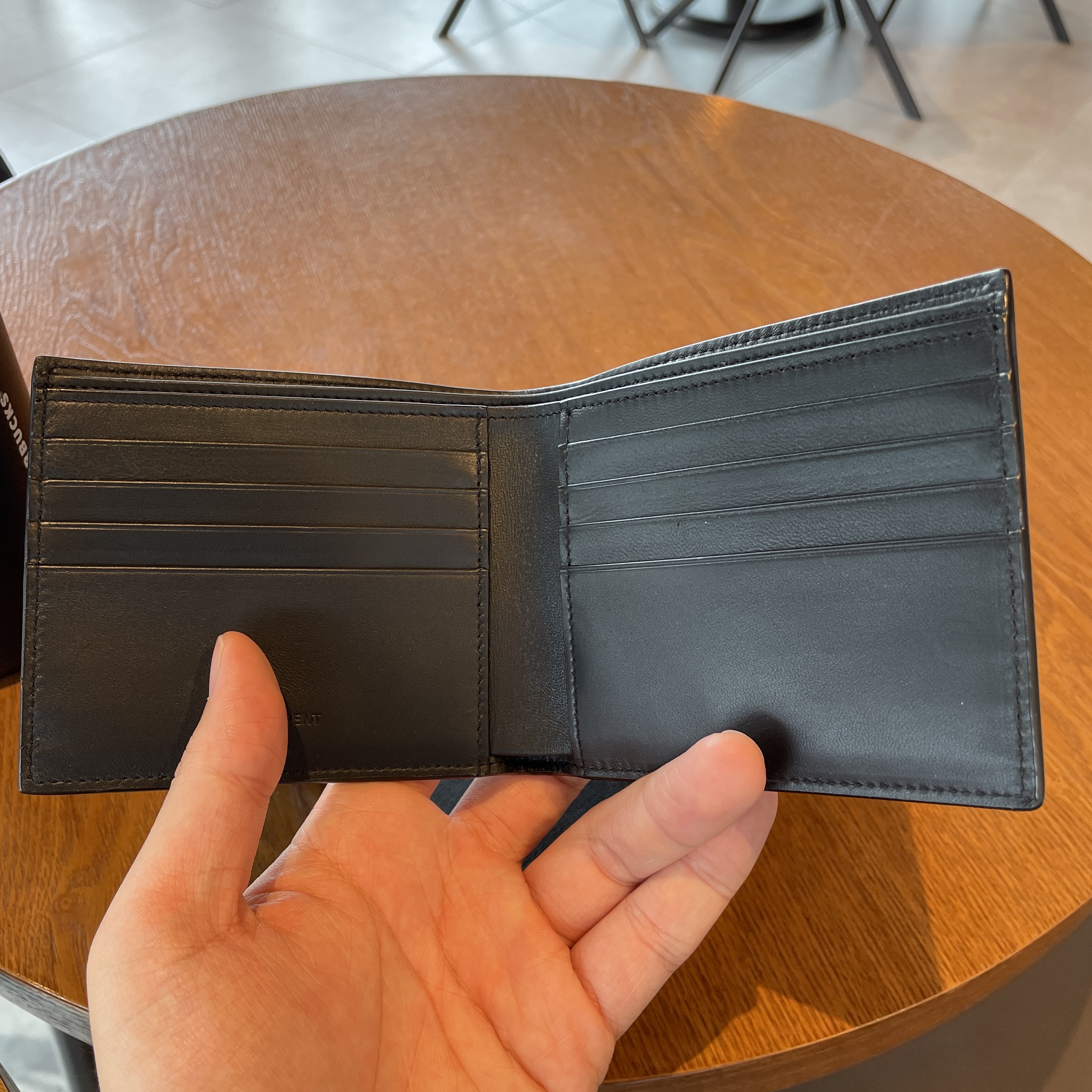 Saint Laurent Paris East/West Wallet in Crocodile Embossed Leather Black 착용 스타일 - 3
