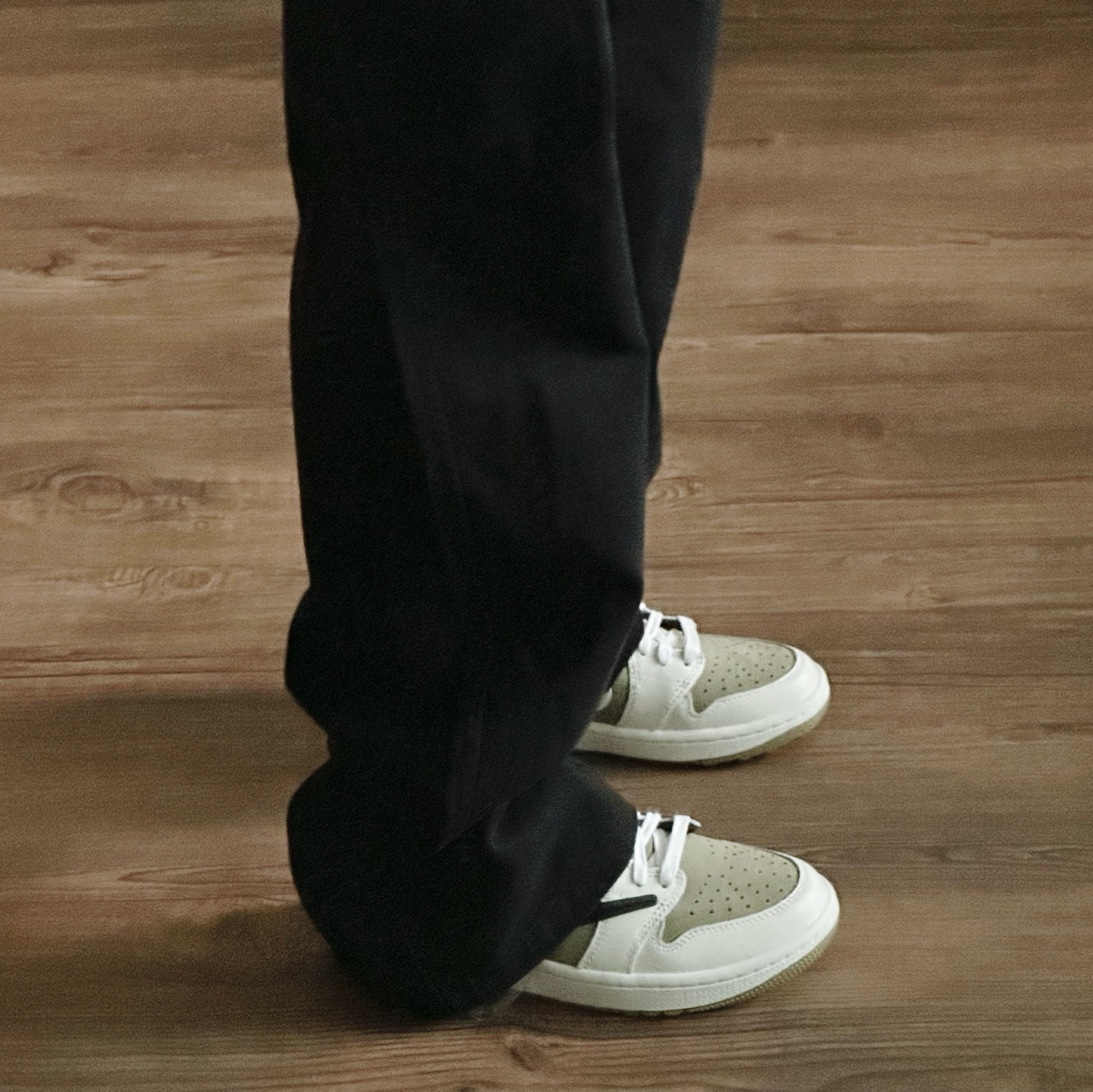 Jordan 1 x Travis Scott Retro Low Golf NRG Neutral Olive 착용 스타일 - 1