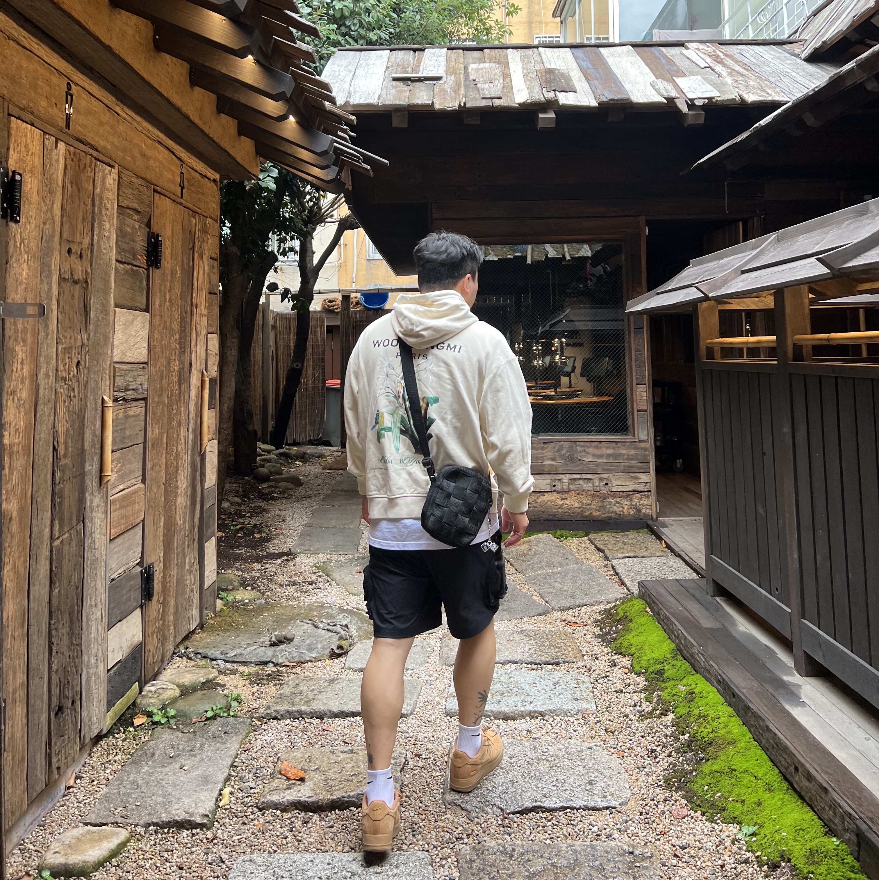 Nike x Supreme Air Force 1 Low Flax, Supreme Woven Shoulder Bag Black - 23SS 착용 스타일