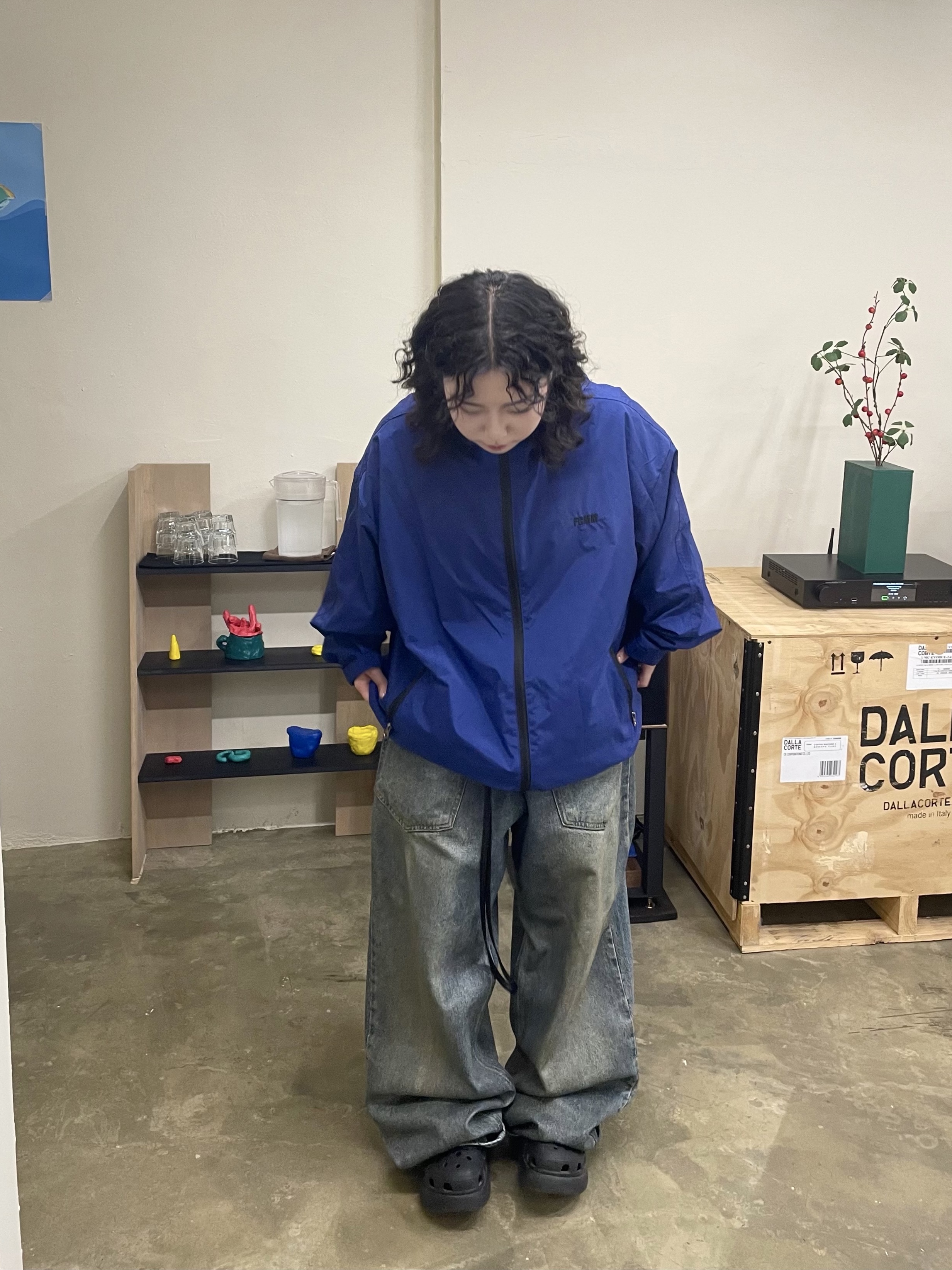 Project G/R Coated Backward Denim Pants Blue 착용 스타일