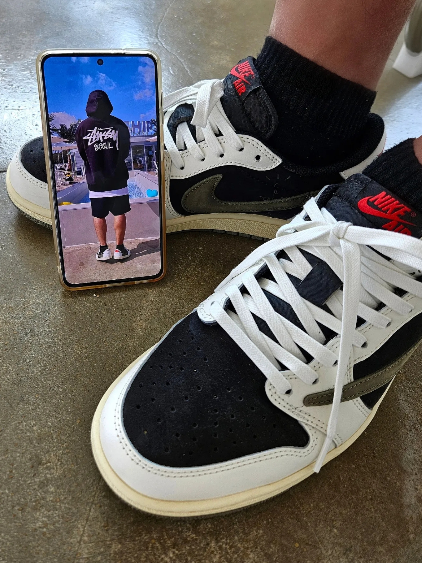 (W) Jordan 1 x Travis Scott Retro Low OG SP Medium Olive 착용 스타일 - 3