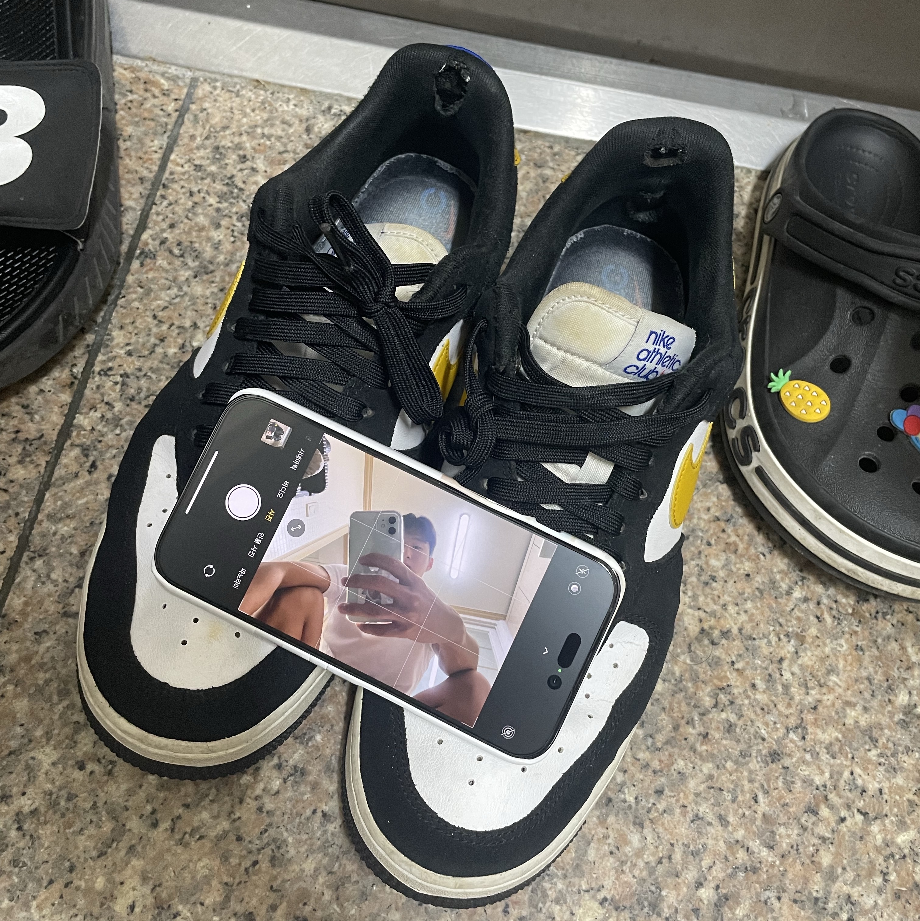 Nike Air Force 1 '07 LV8 Athletic Club Black Dark Sulfur 착용 스타일